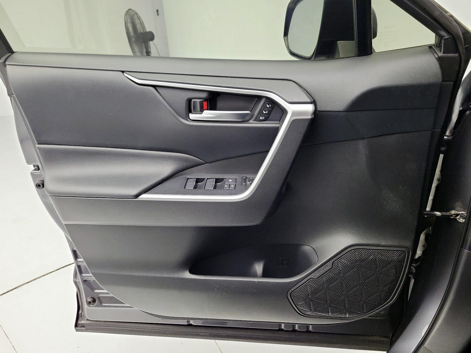 Thumbnail: 2020 Toyota RAV4 - 12