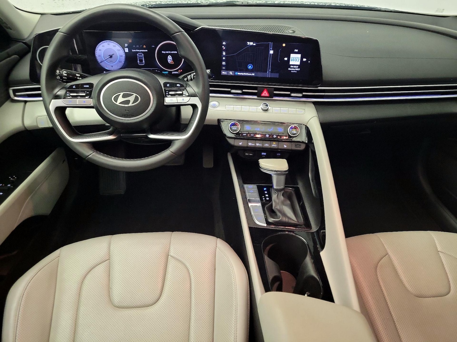 2025 Hyundai Elantra Limited - Photo 10