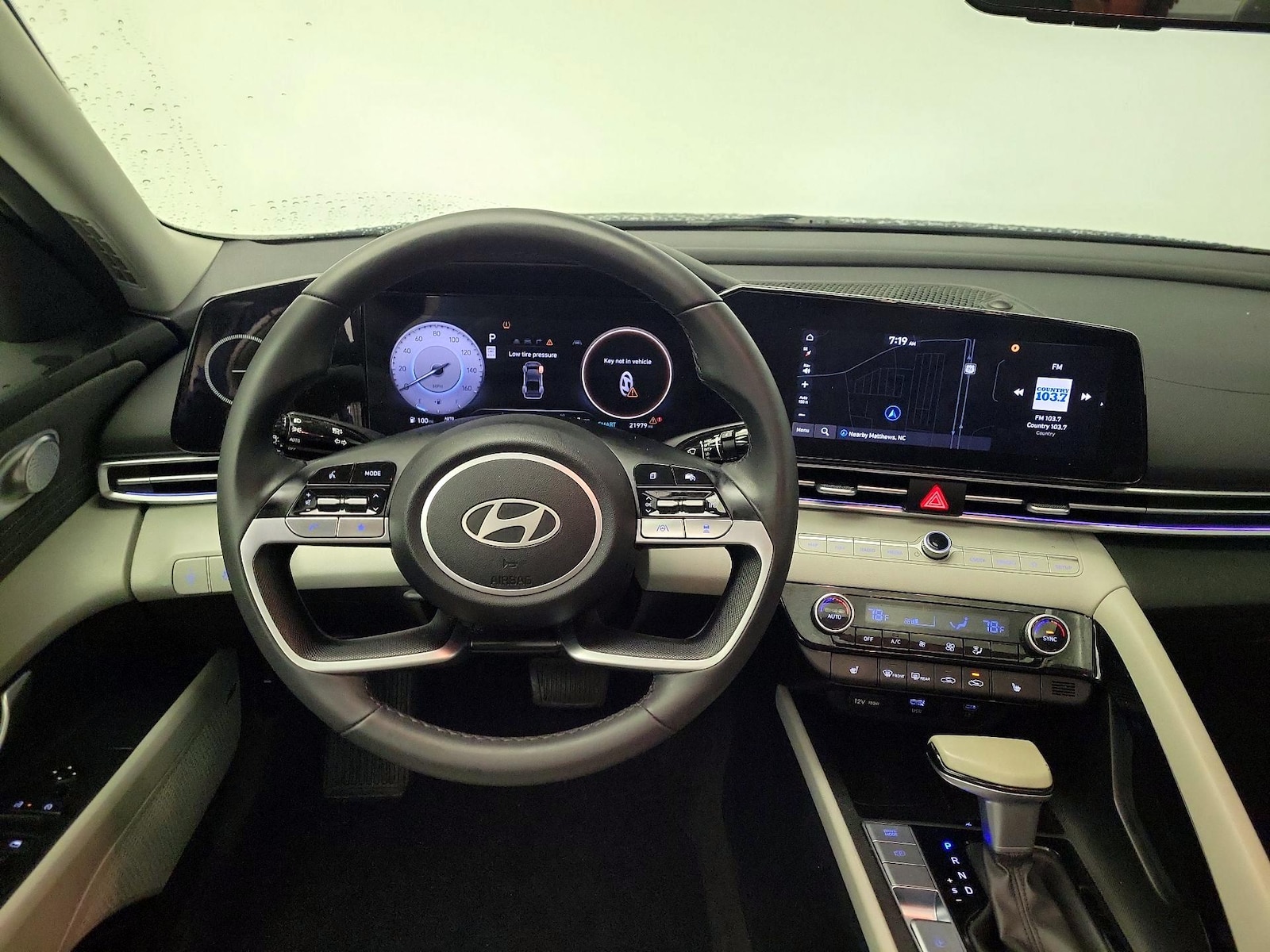 2025 Hyundai Elantra Limited - Photo 11