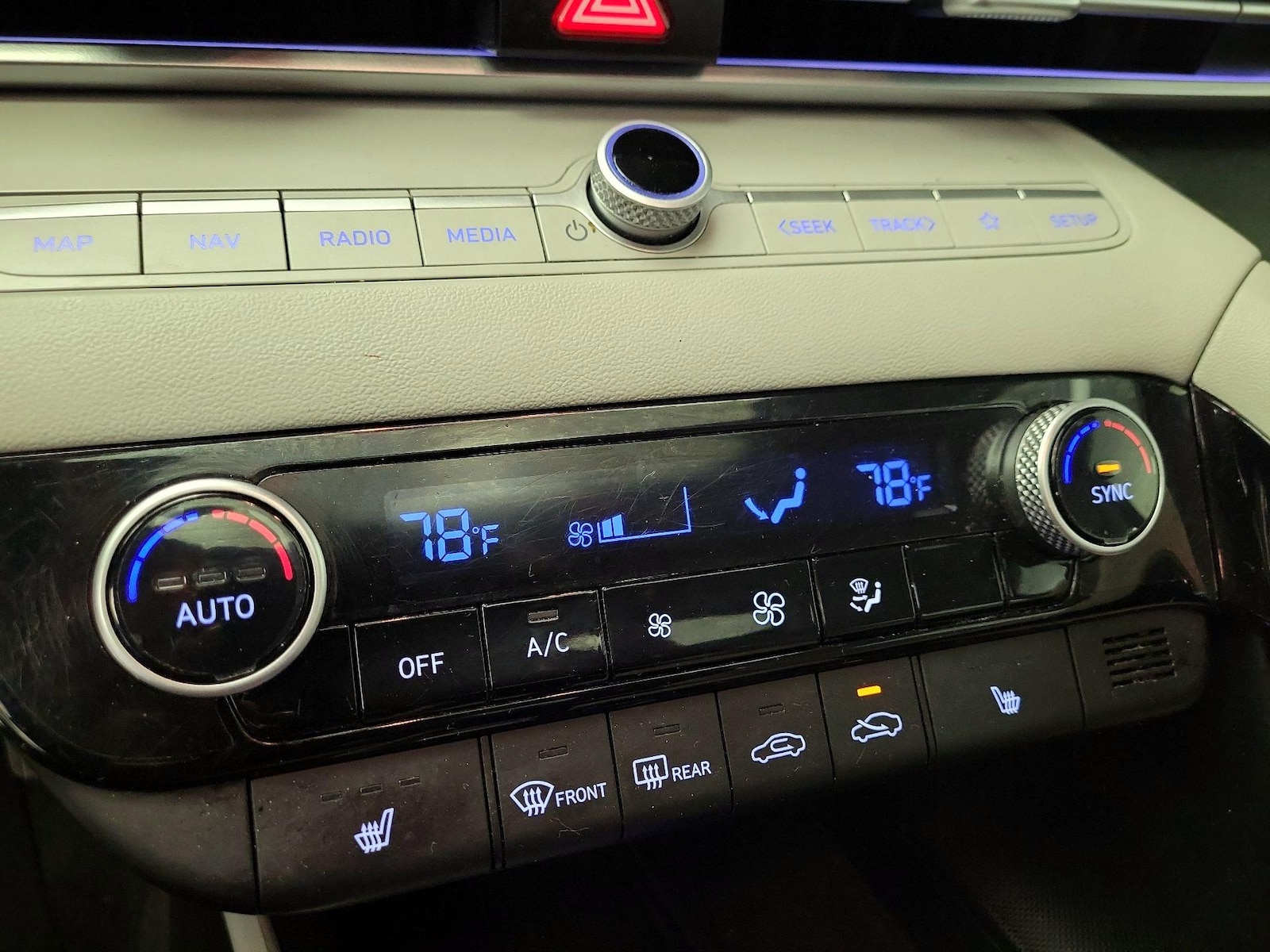 2025 Hyundai Elantra Limited - Photo 18