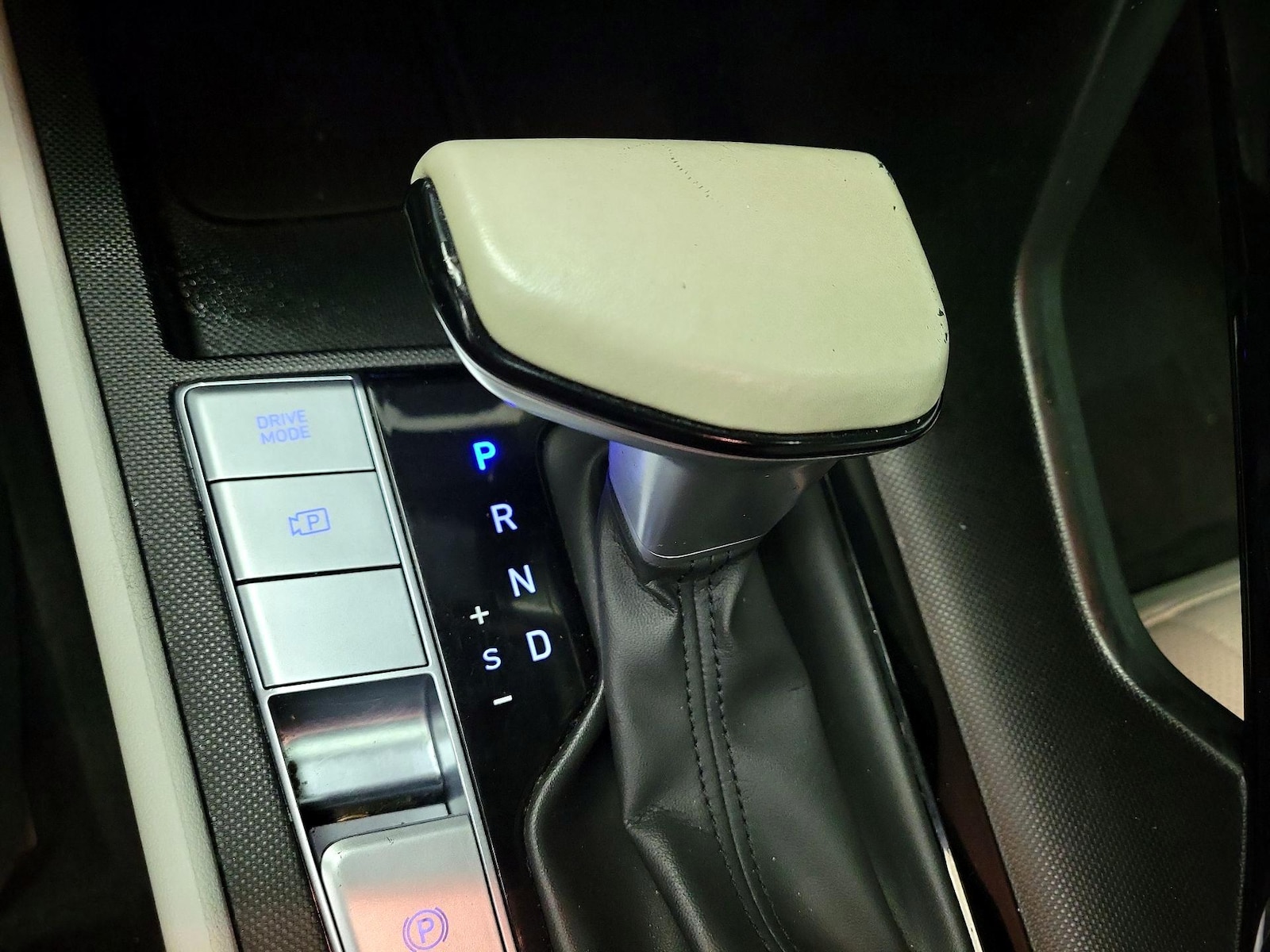 2025 Hyundai Elantra Limited - Photo 19