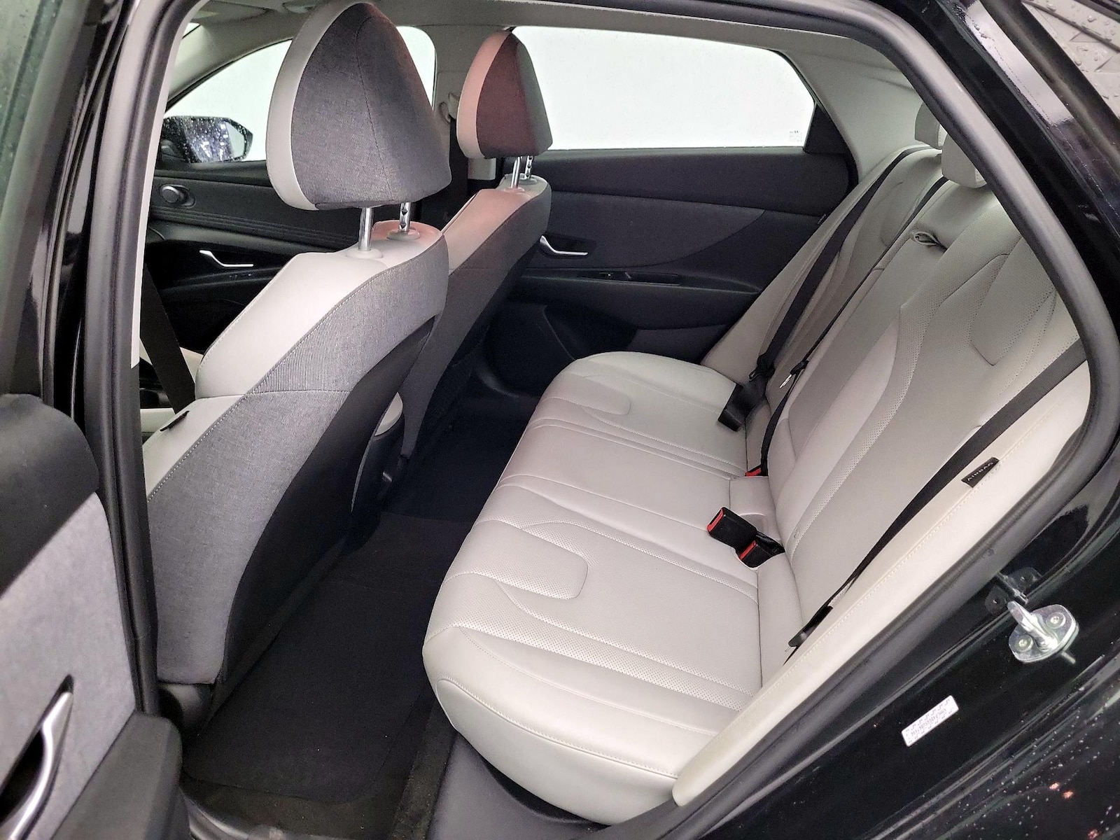 2025 Hyundai Elantra Limited - Photo 22