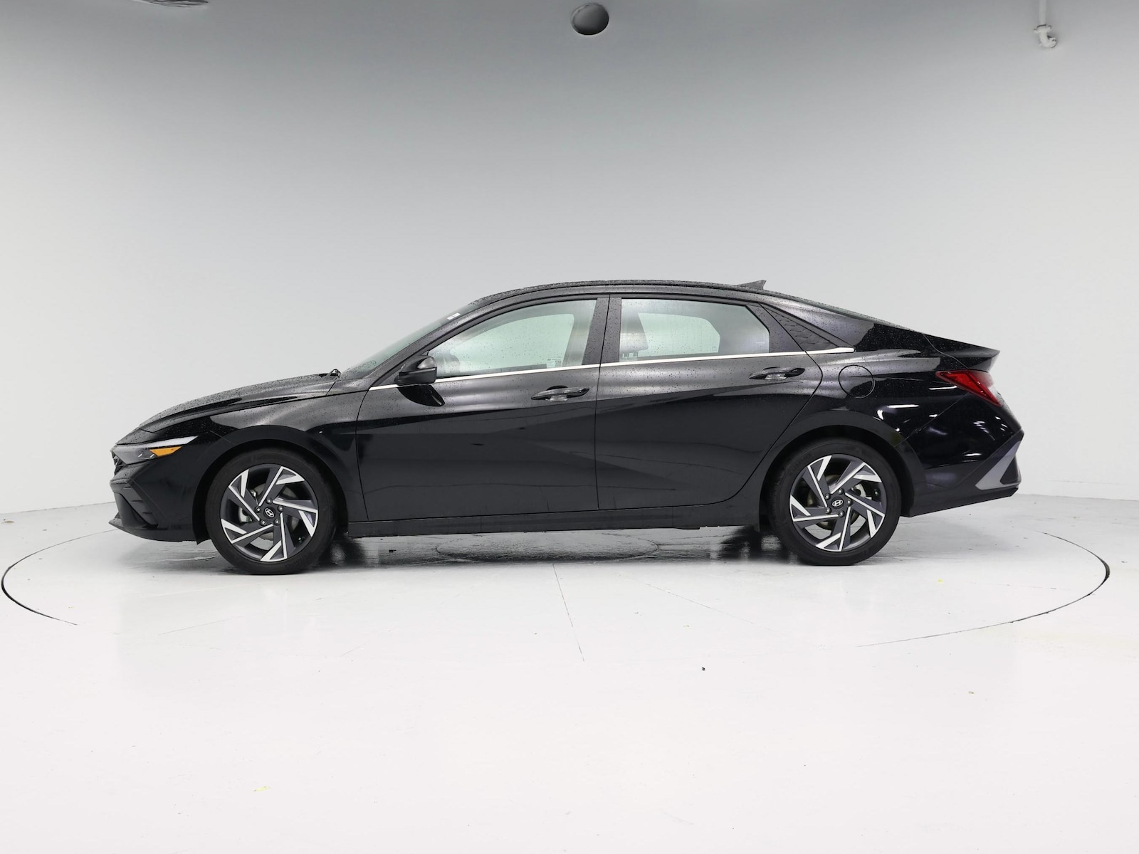 2025 Hyundai Elantra Limited - Photo 4