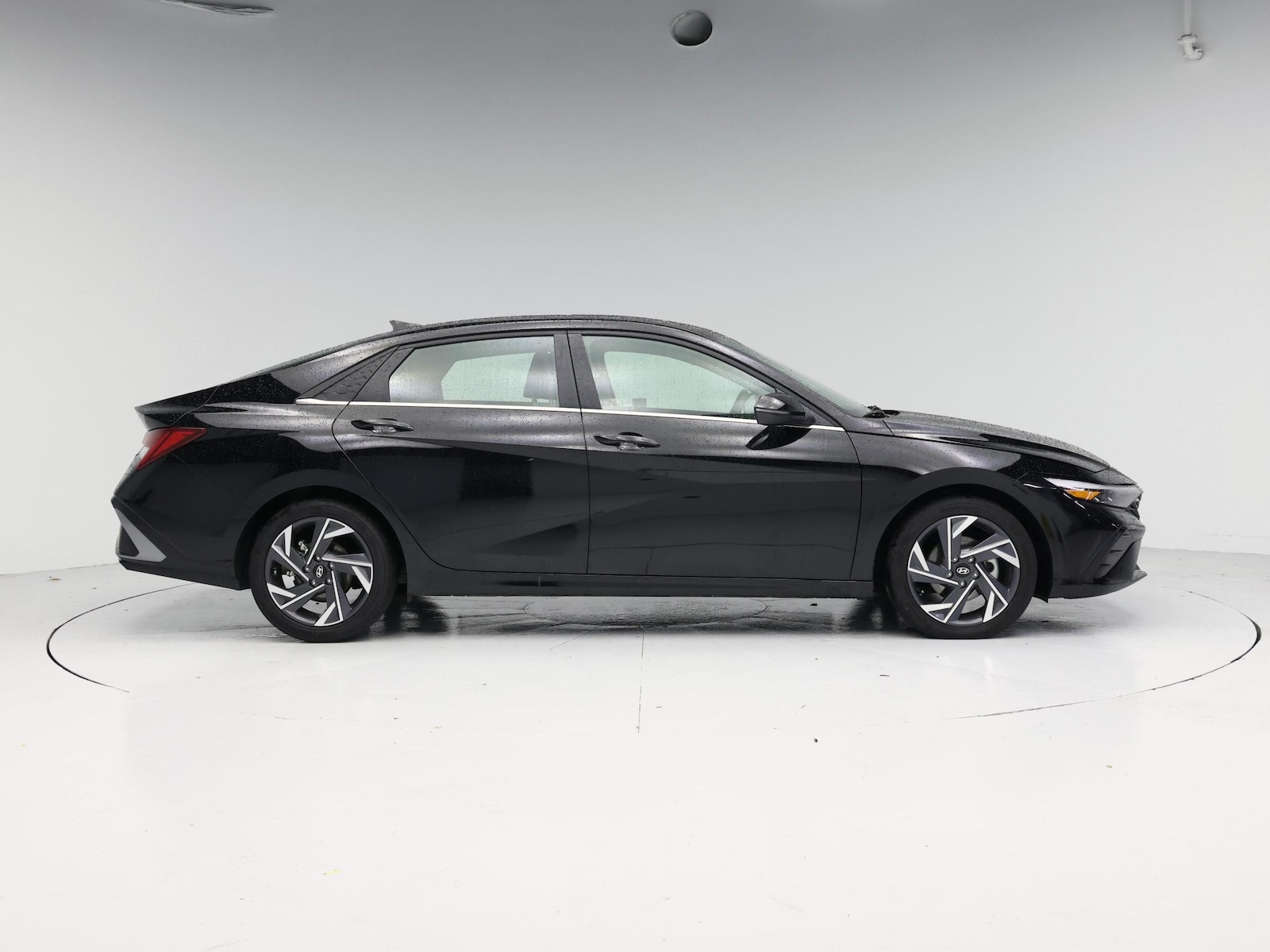 2025 Hyundai Elantra Limited - Photo 8