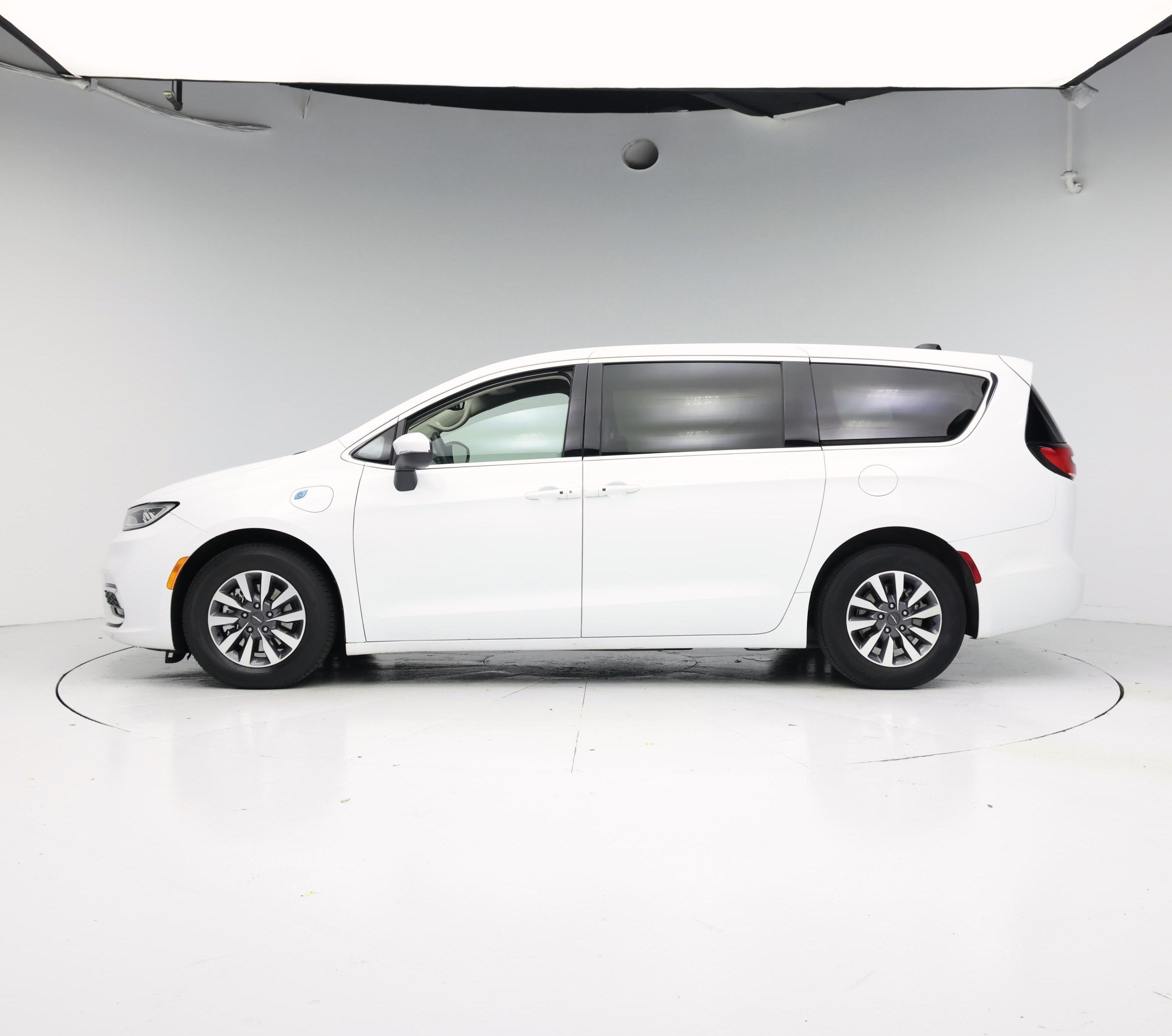 Thumbnail: 2023 Chrysler Pacifica - 3