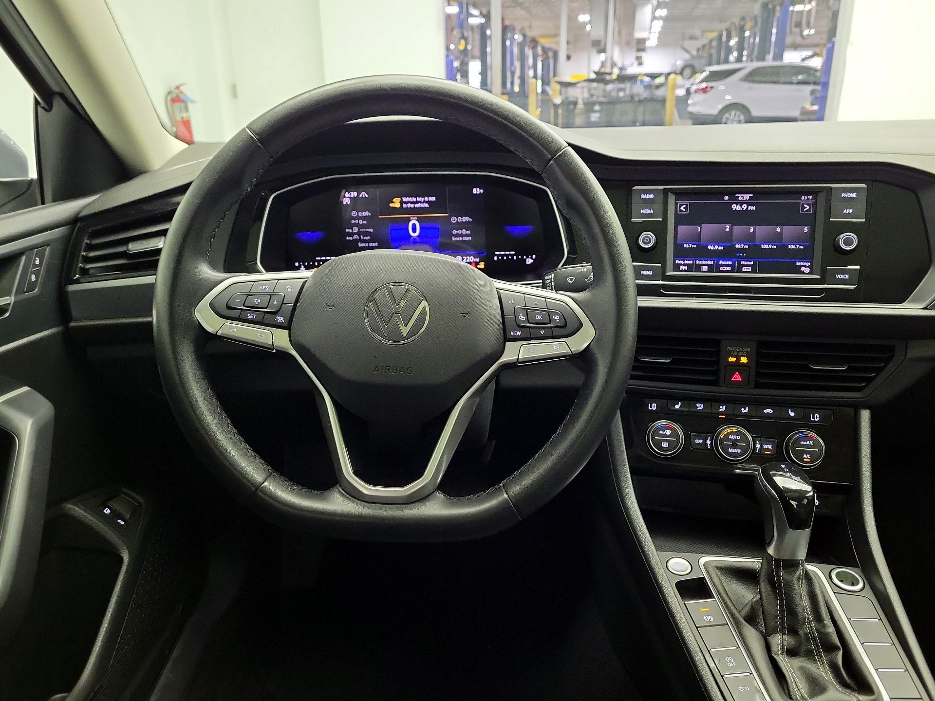 Thumbnail: 2024 Volkswagen Jetta - 10
