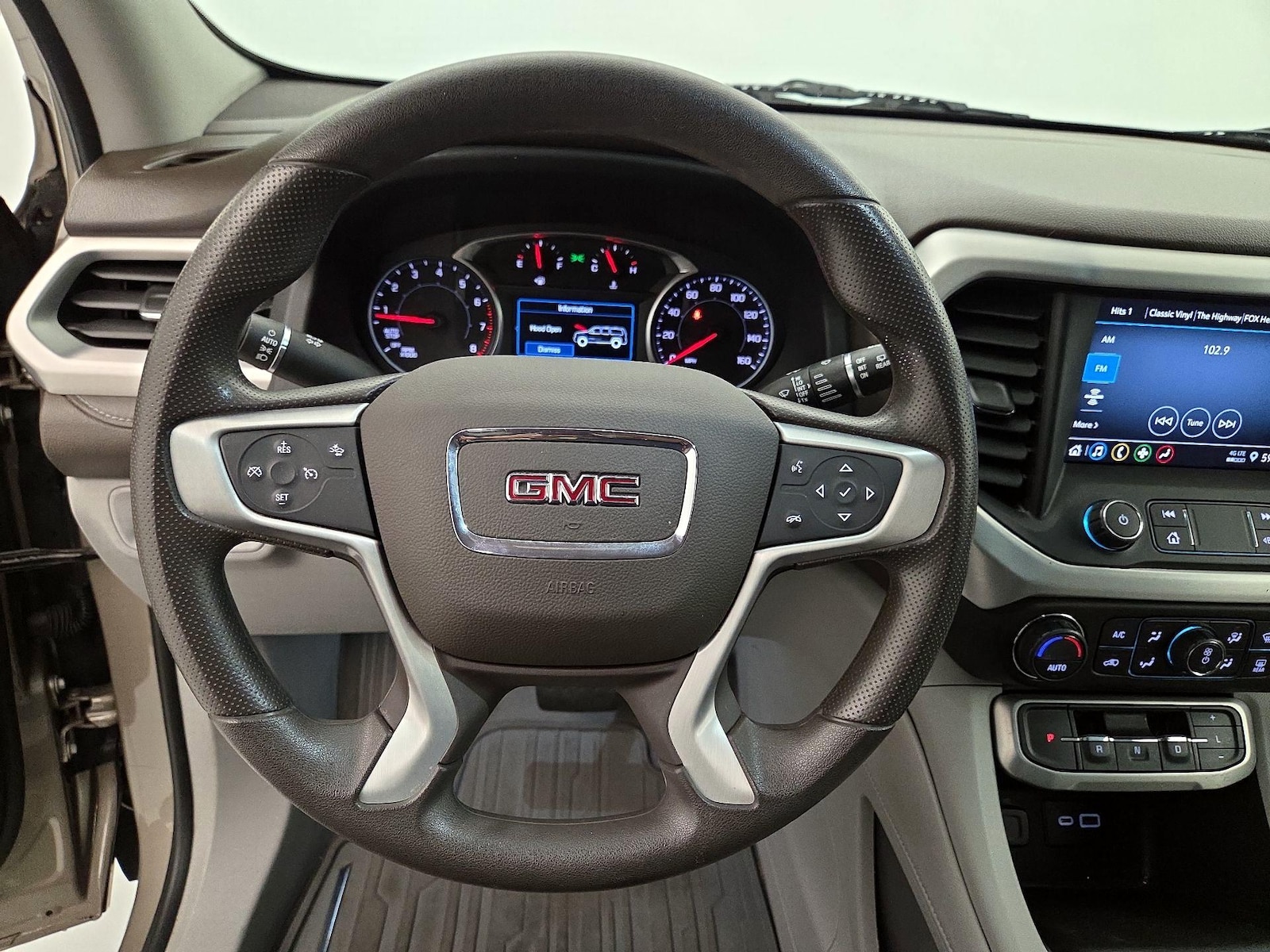 2022 GMC Acadia SLE - Photo 11