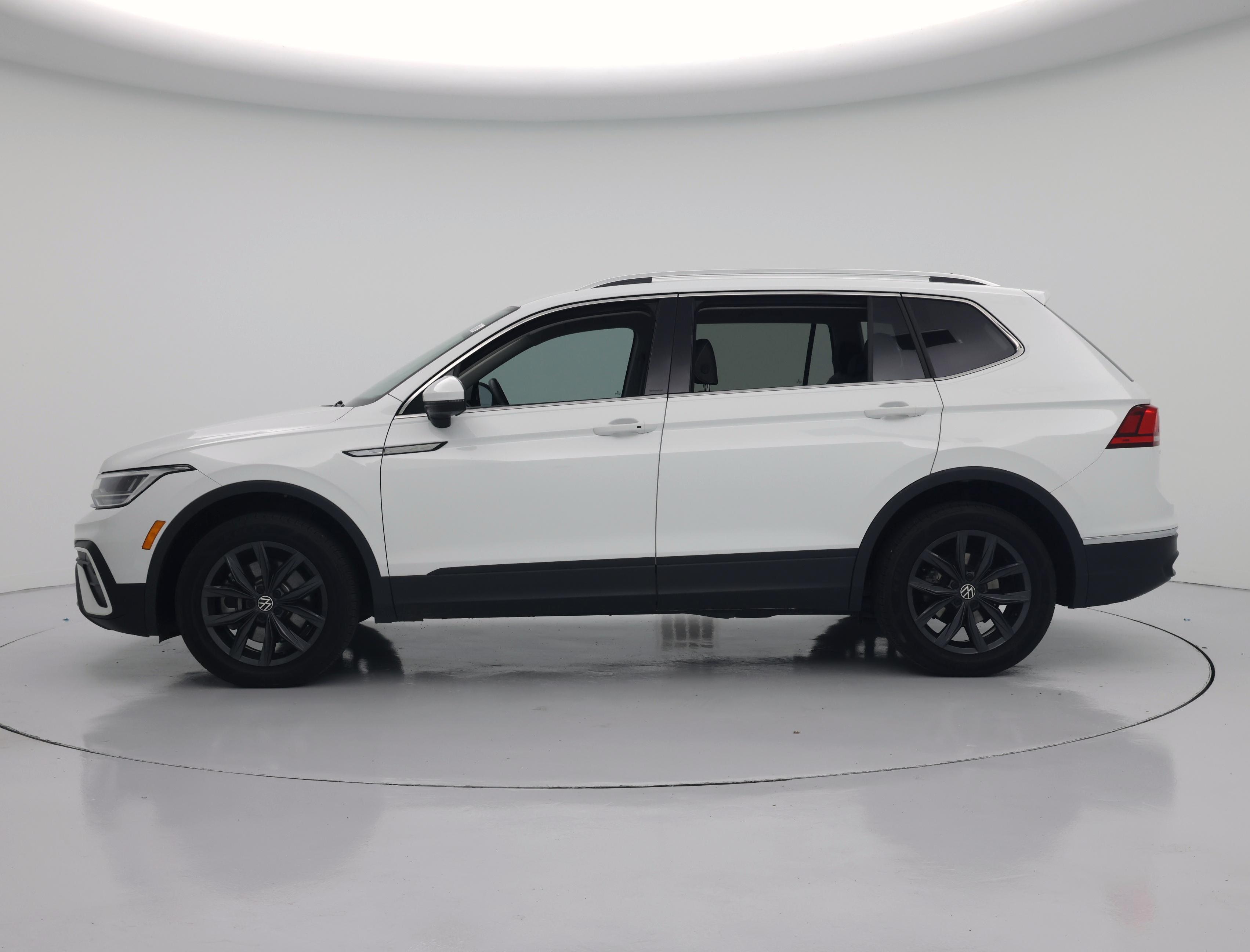 Thumbnail: 2024 Volkswagen Tiguan - 3