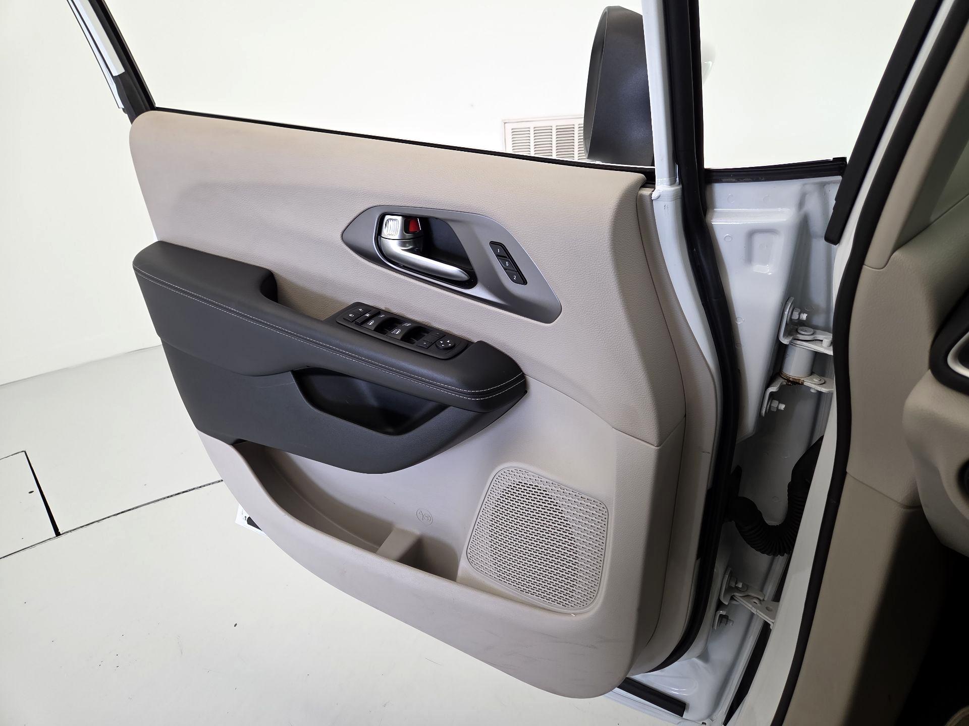 Thumbnail: 2023 Chrysler Pacifica - 12