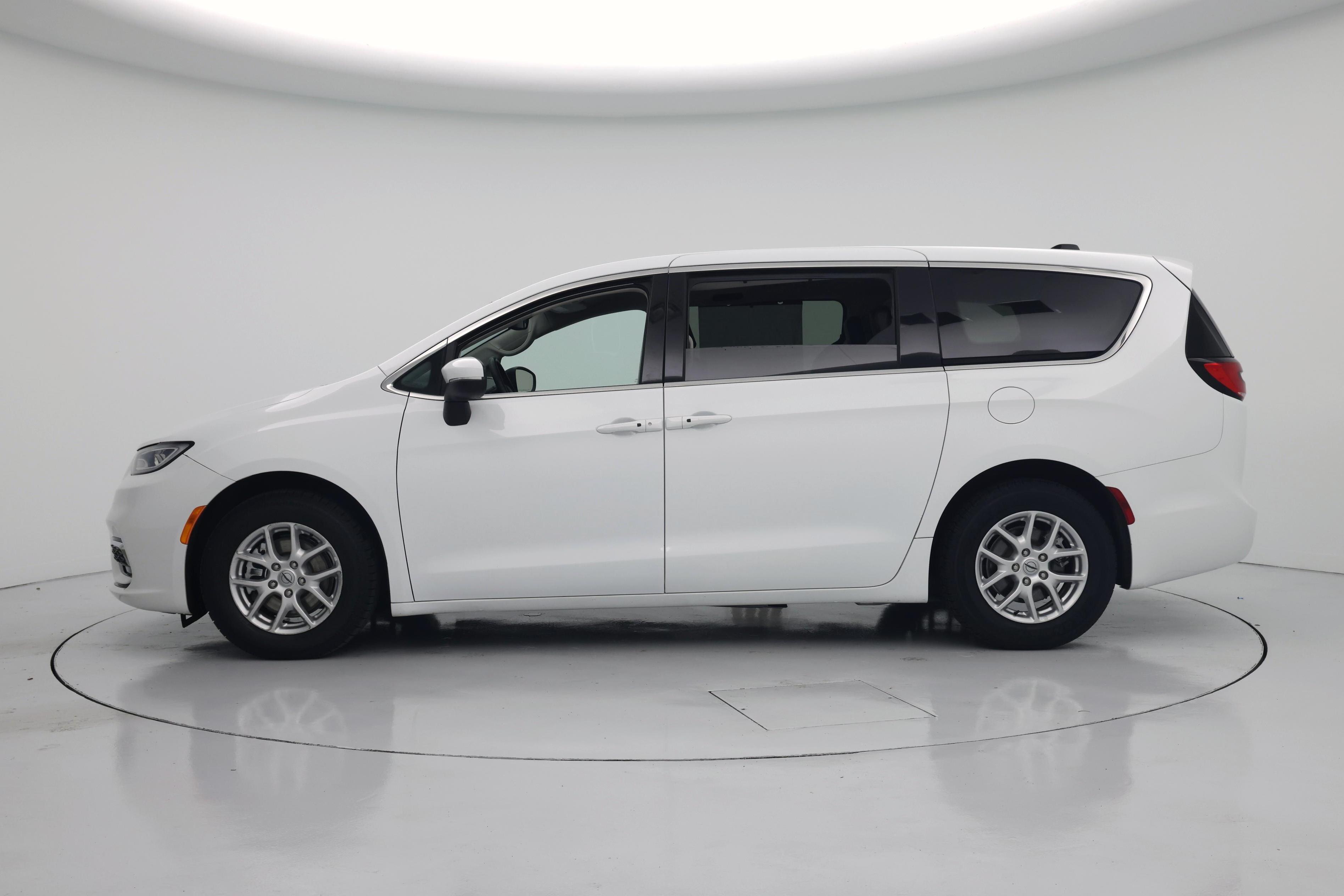 Thumbnail: 2023 Chrysler Pacifica - 3
