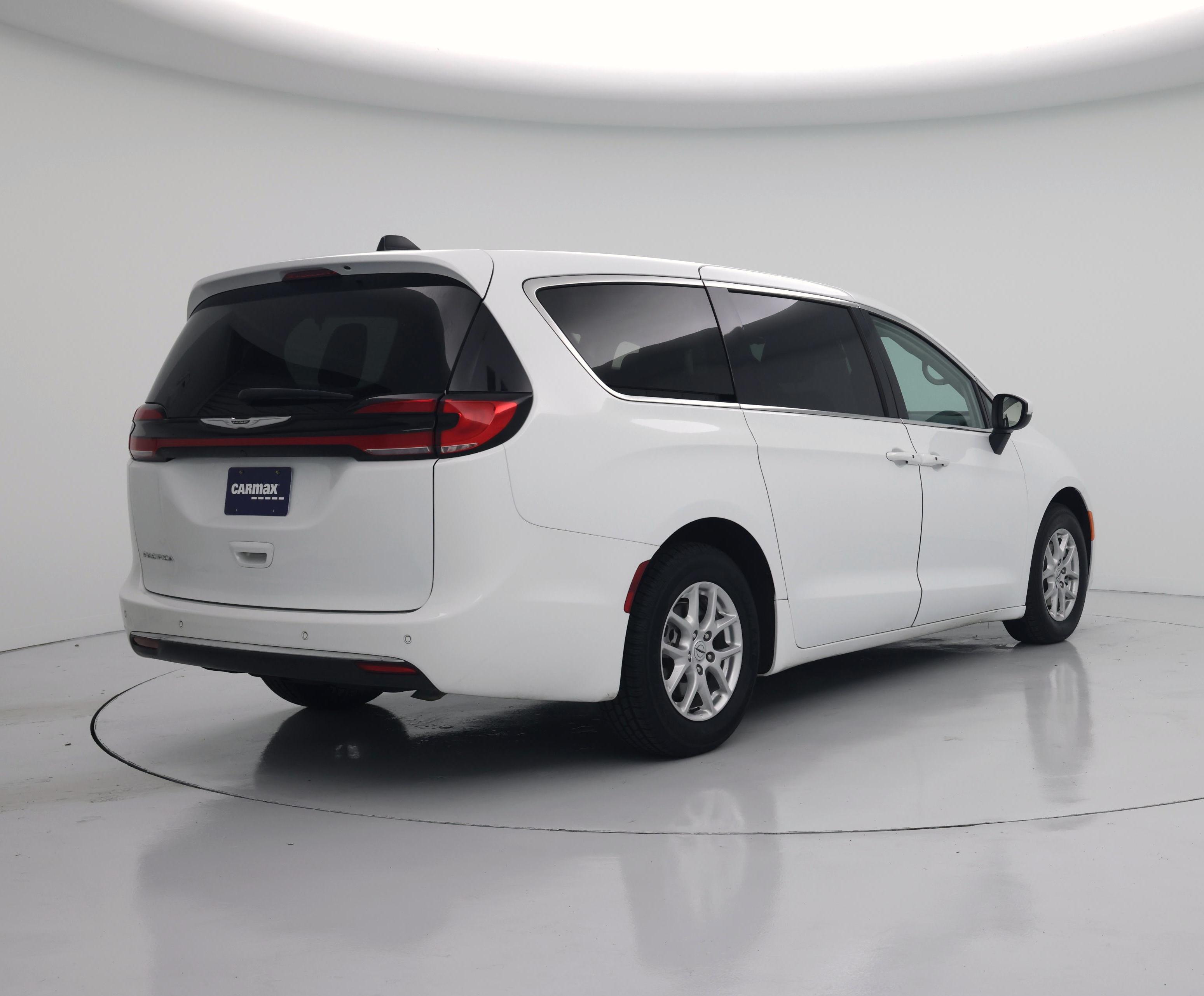 Thumbnail: 2023 Chrysler Pacifica - 8