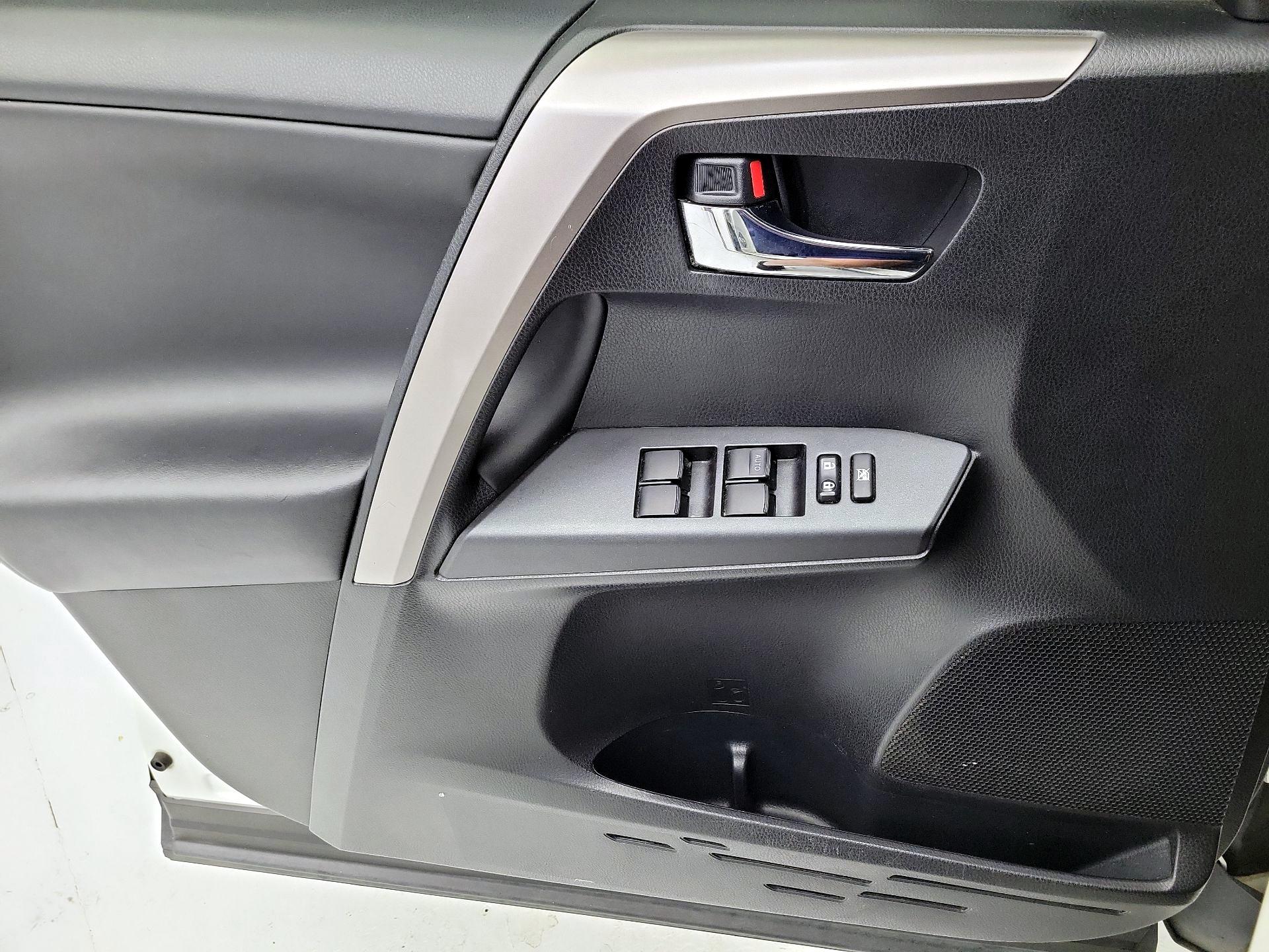 Thumbnail: 2018 Toyota RAV4 - 12
