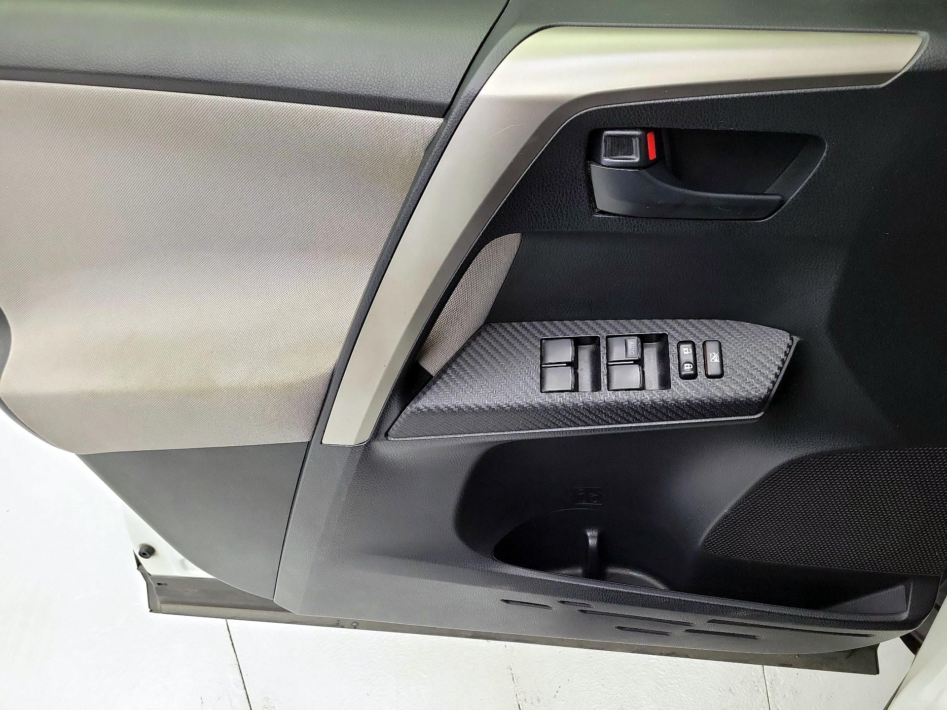 Thumbnail: 2015 Toyota RAV4 - 12