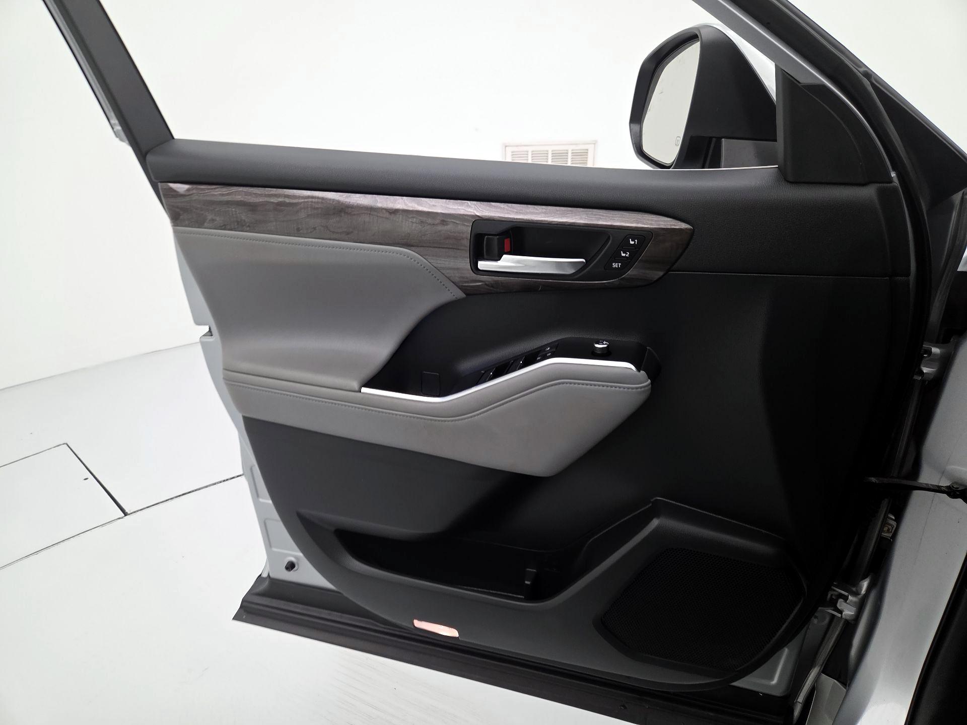 Thumbnail: 2020 Toyota Highlander - 12