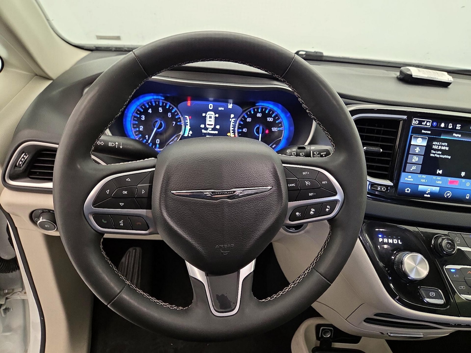 2023 Chrysler Pacifica Touring L - Photo 11