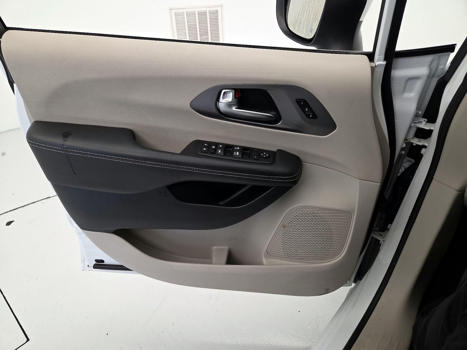 2023 Chrysler Pacifica Touring L - Photo 13