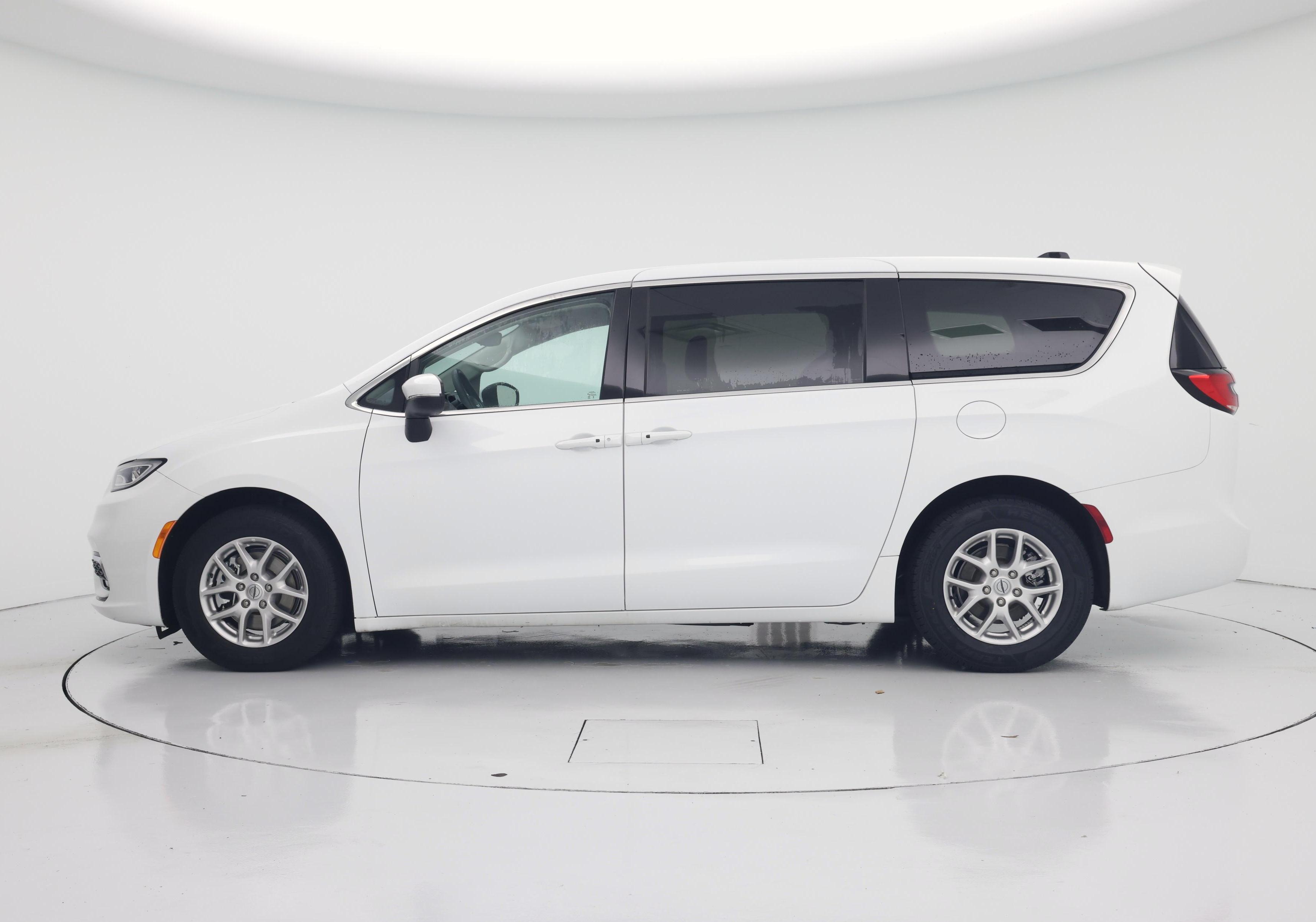 Thumbnail: 2023 Chrysler Pacifica - 3