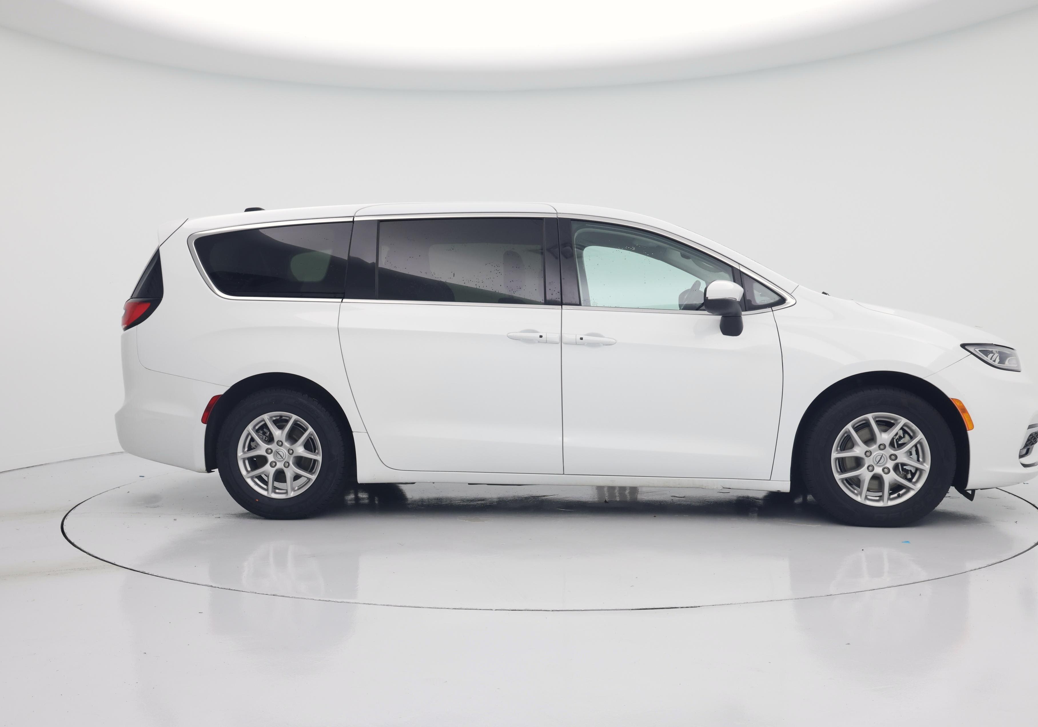 Thumbnail: 2023 Chrysler Pacifica - 7