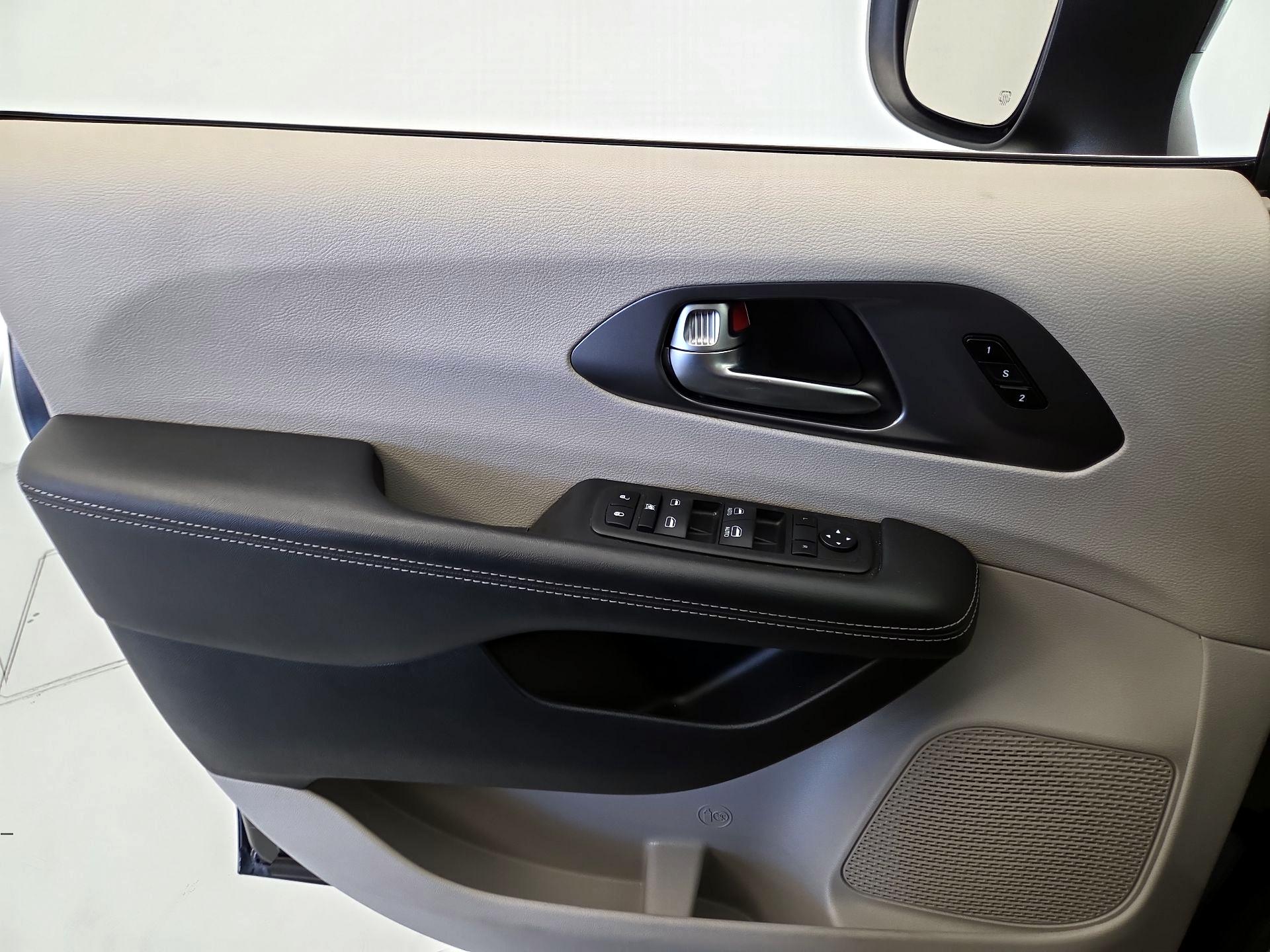 Thumbnail: 2023 Chrysler Pacifica - 12