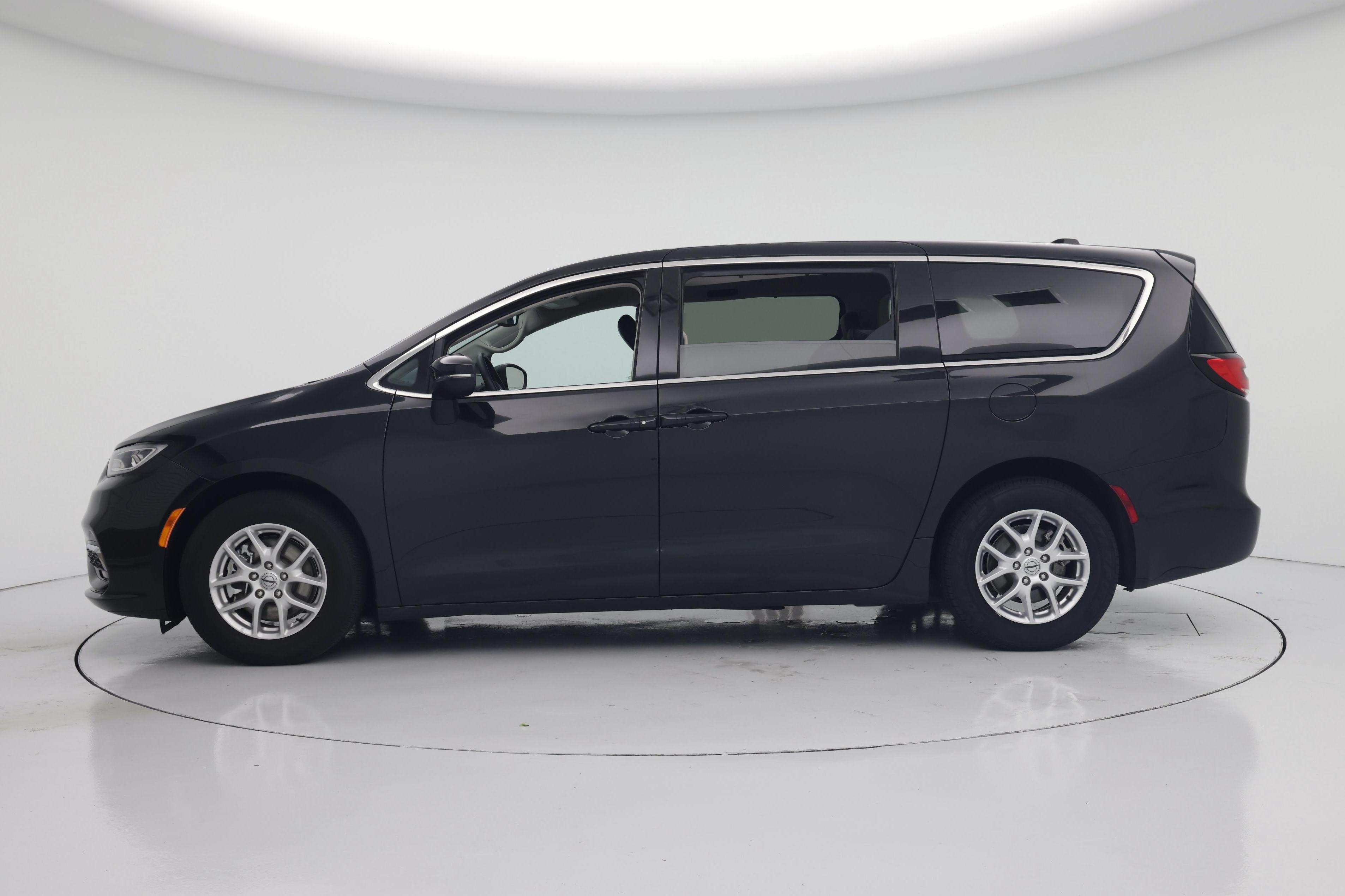 Thumbnail: 2023 Chrysler Pacifica - 3