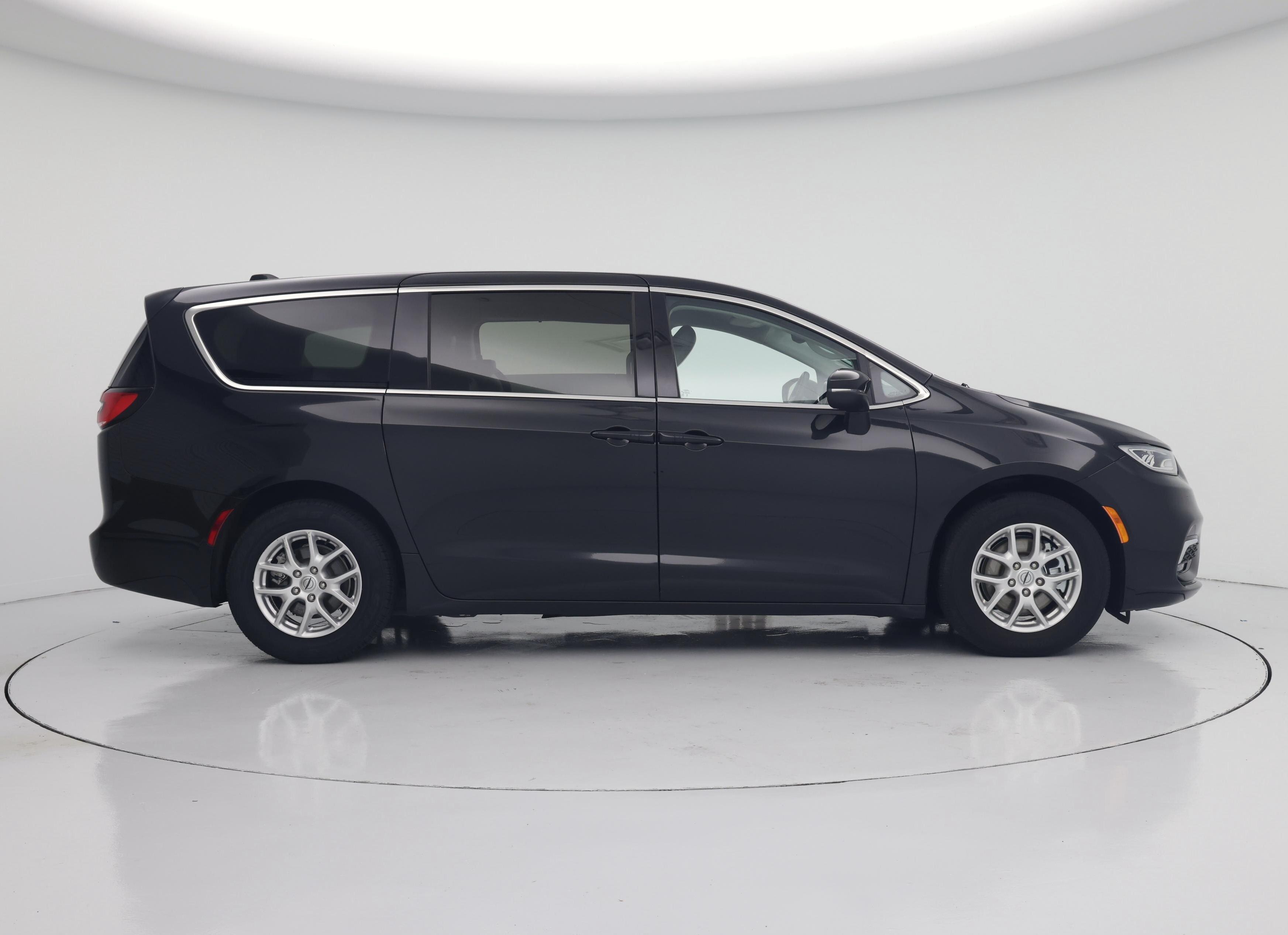 Thumbnail: 2023 Chrysler Pacifica - 7