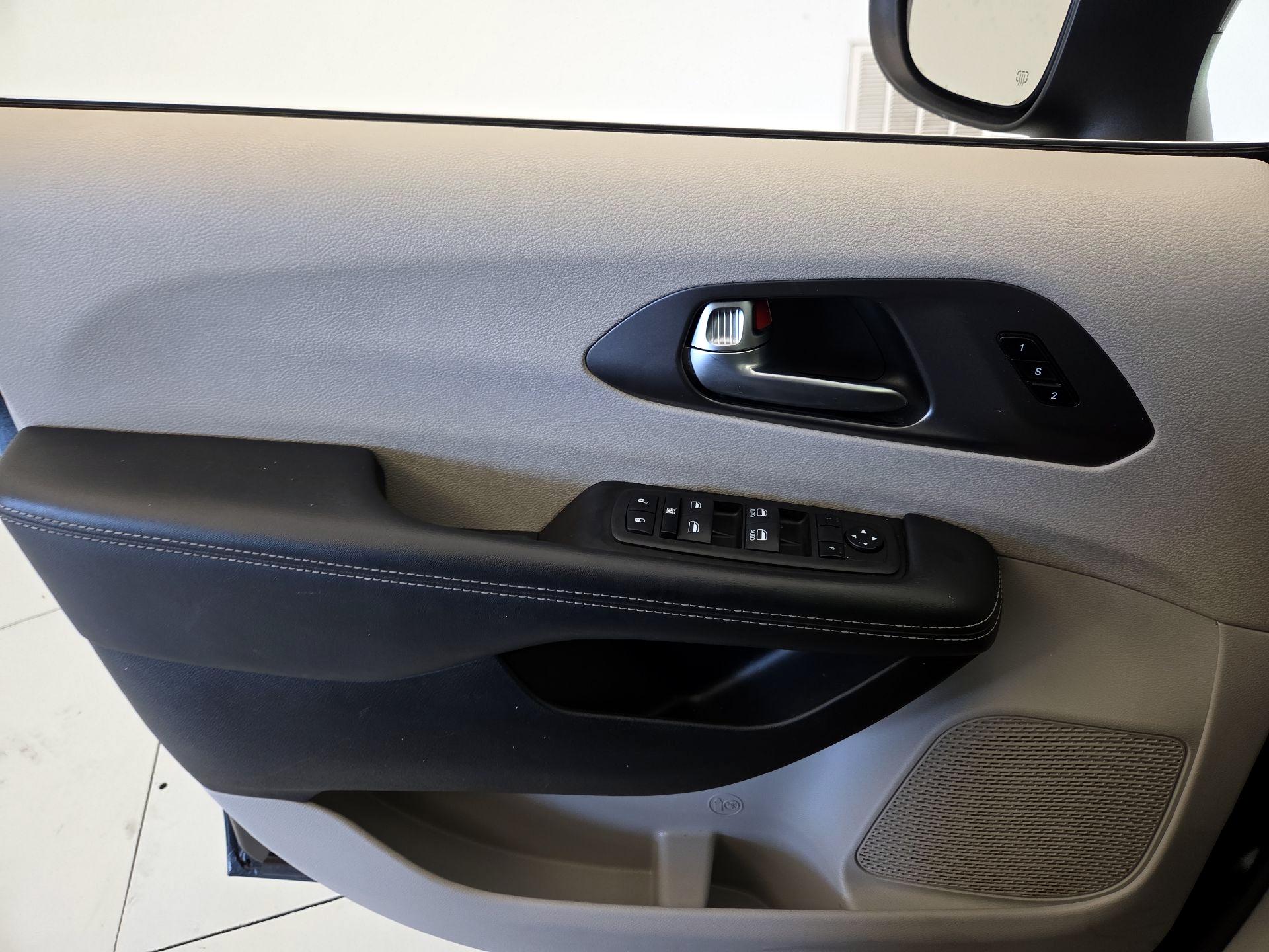 Thumbnail: 2023 Chrysler Pacifica - 12
