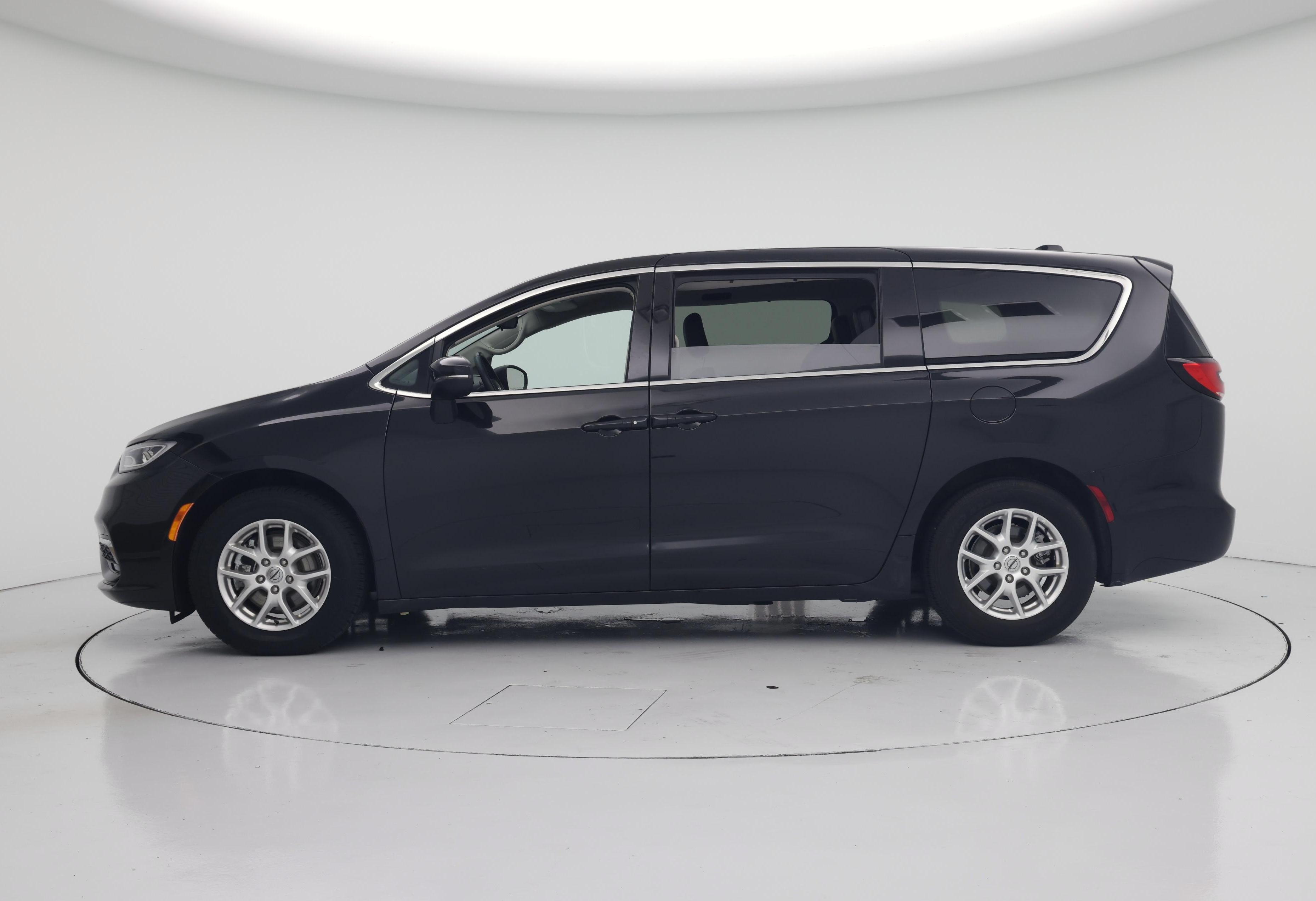 Thumbnail: 2023 Chrysler Pacifica - 3