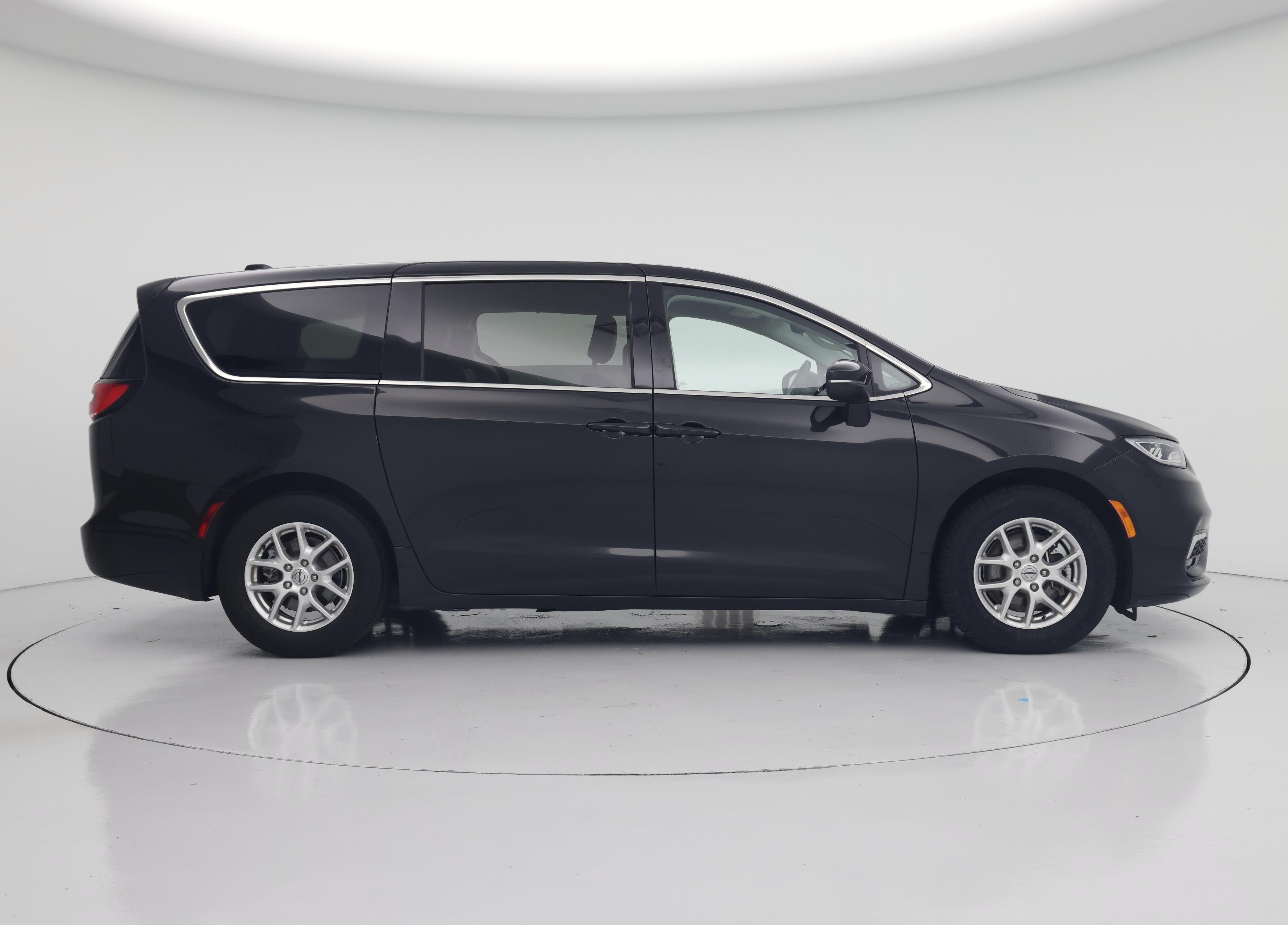 Thumbnail: 2023 Chrysler Pacifica - 7