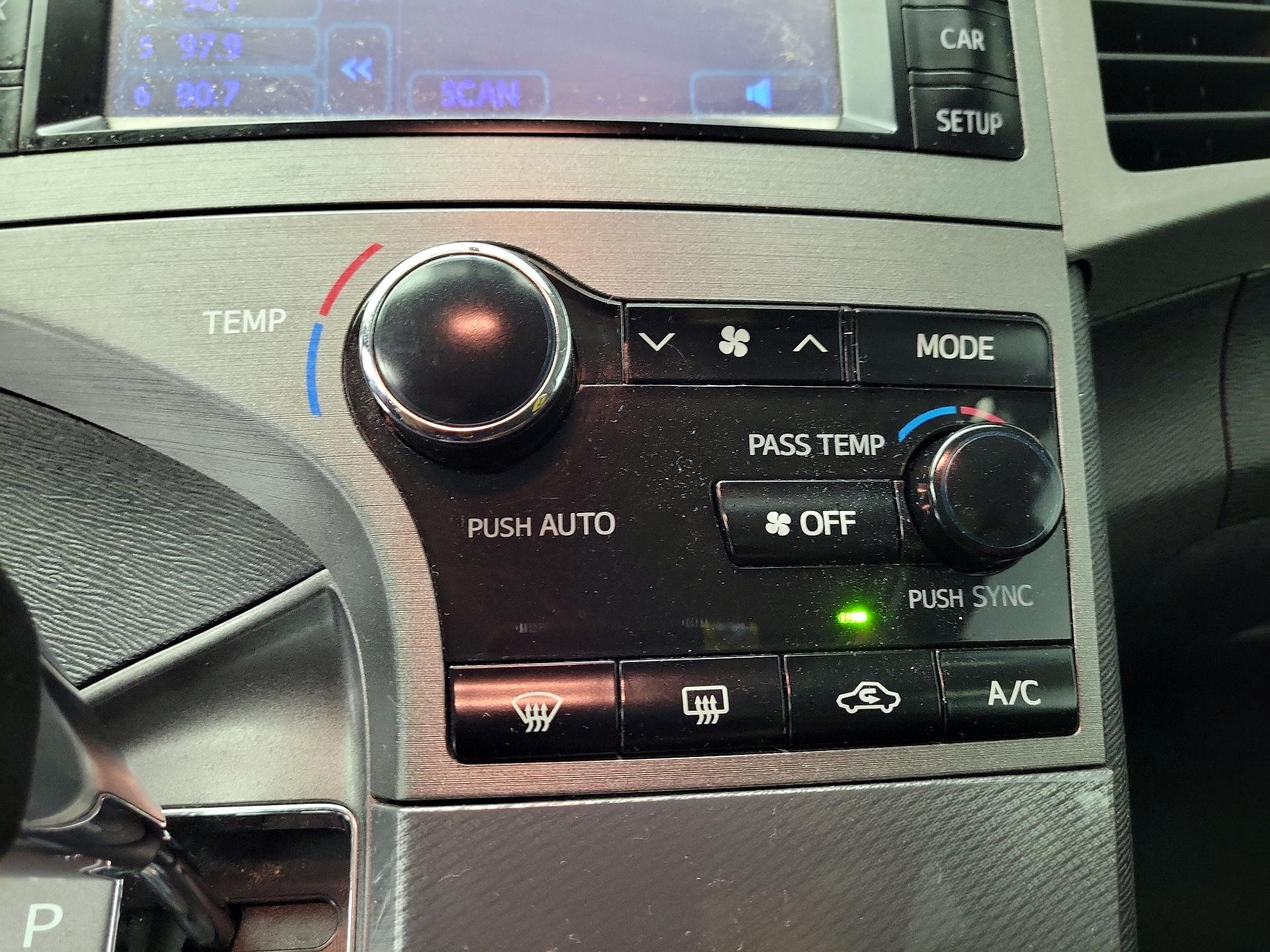 Thumbnail: 2014 Toyota Venza - 15
