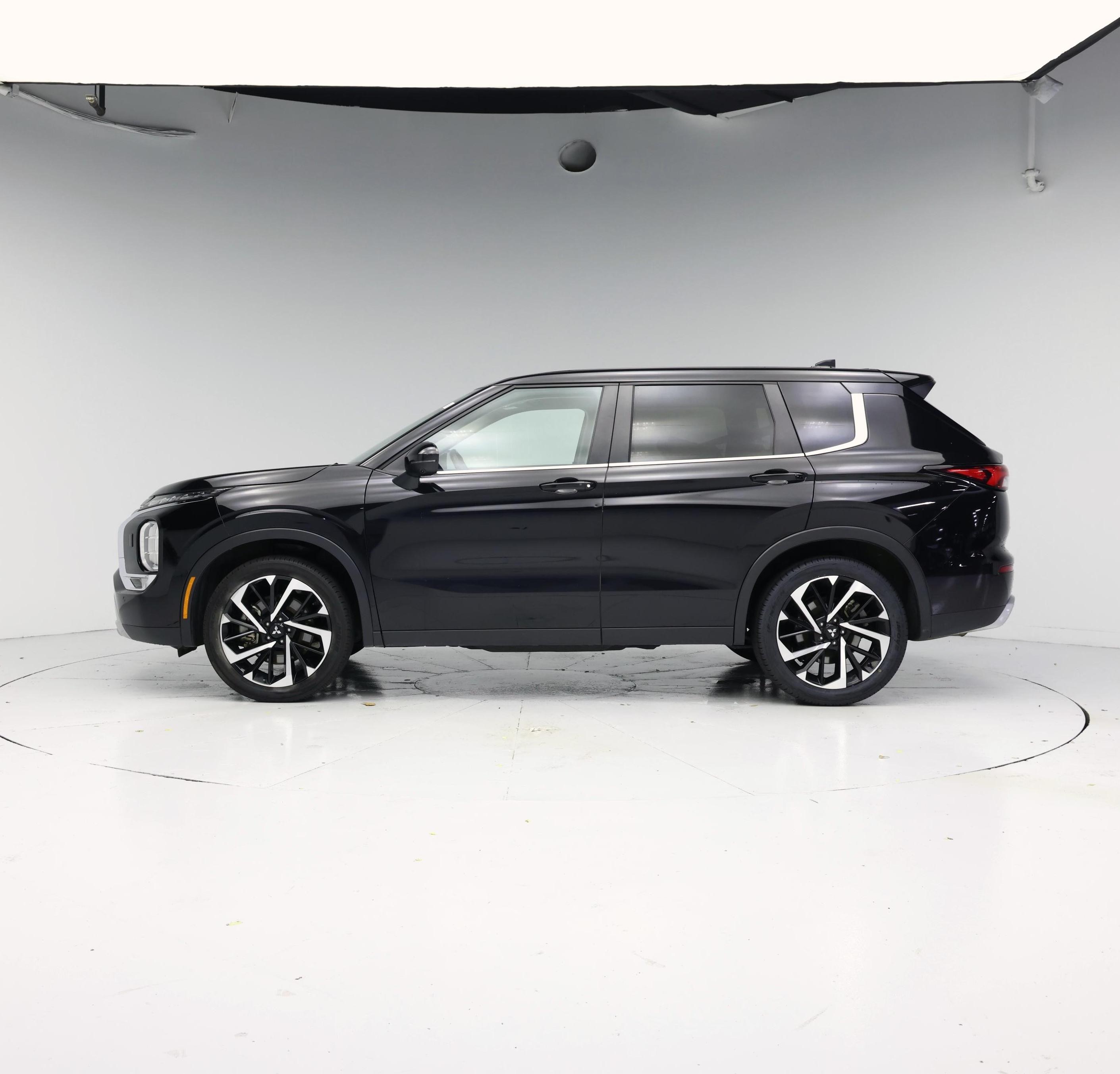 Thumbnail: 2024 Mitsubishi Outlander - 3