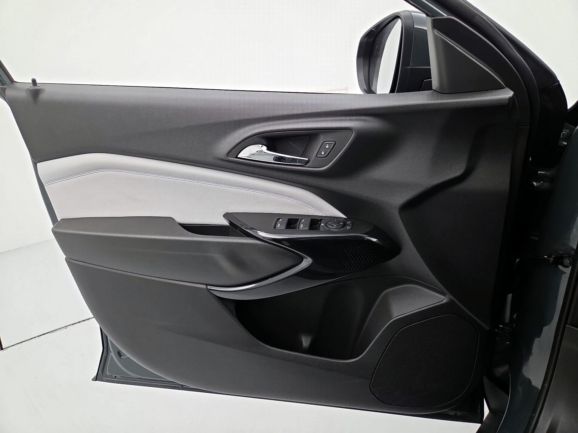 Thumbnail: 2025 Chevrolet Trax - 12