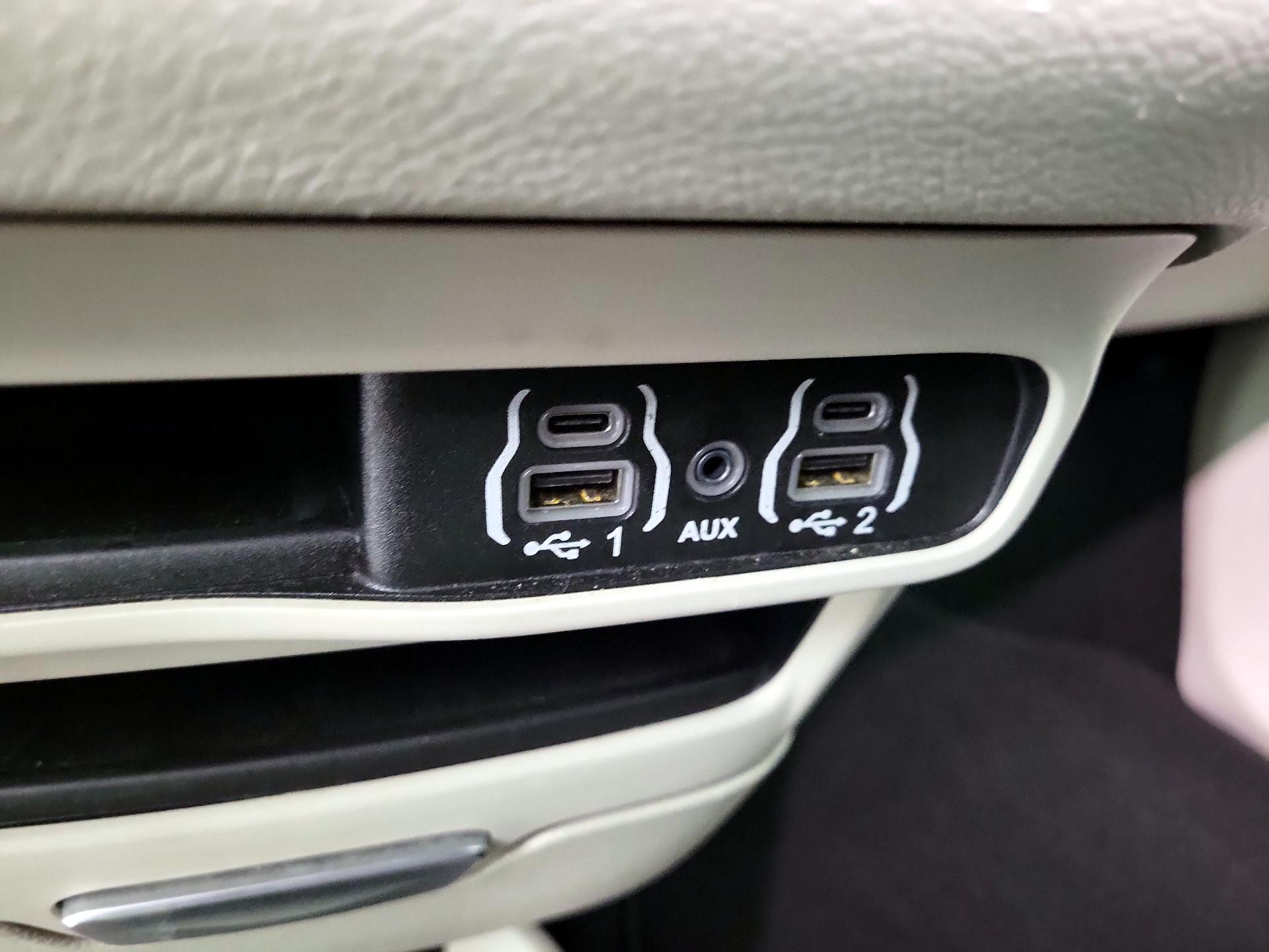 Thumbnail: 2023 Chrysler Pacifica - 18