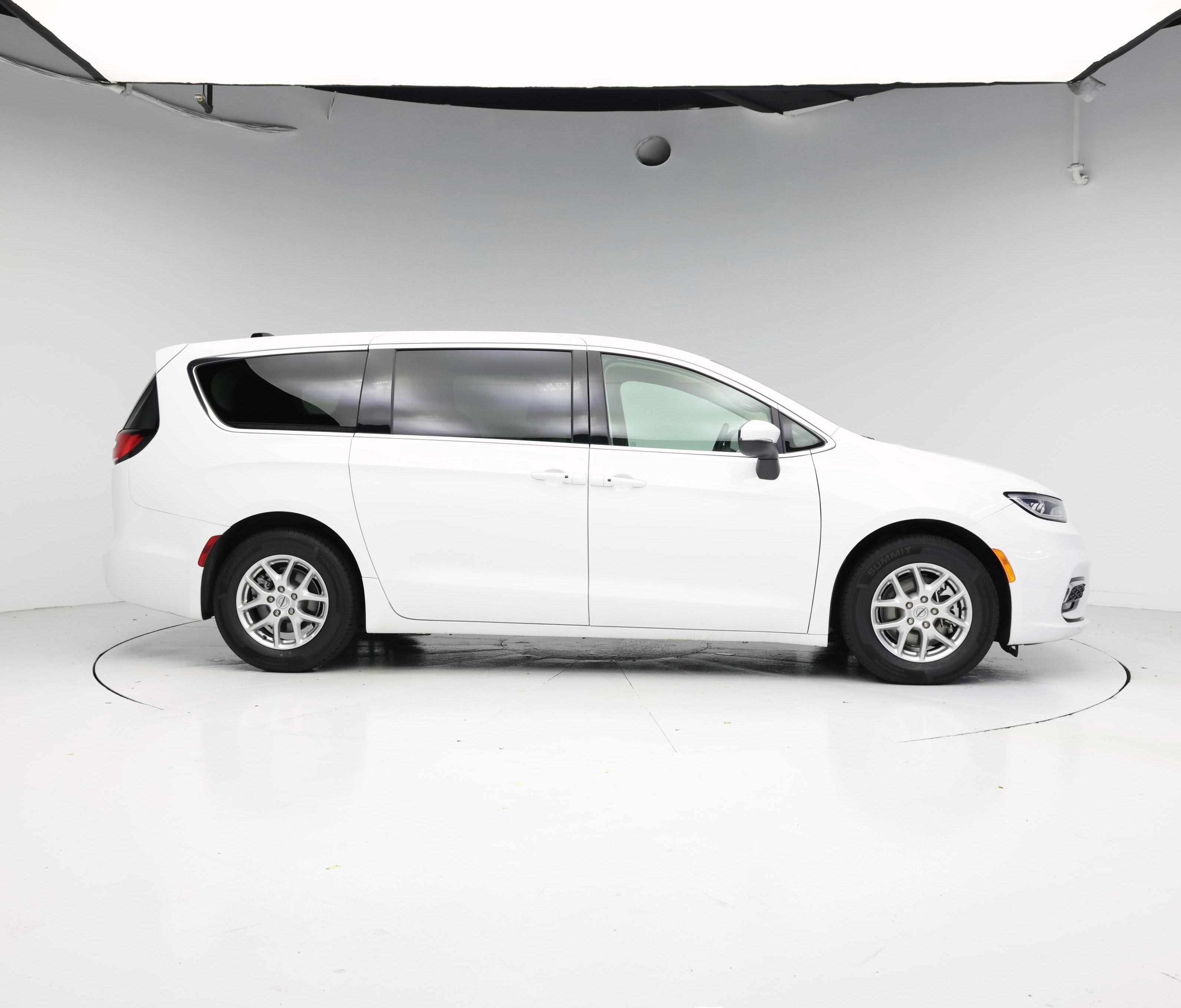 Thumbnail: 2023 Chrysler Pacifica - 7
