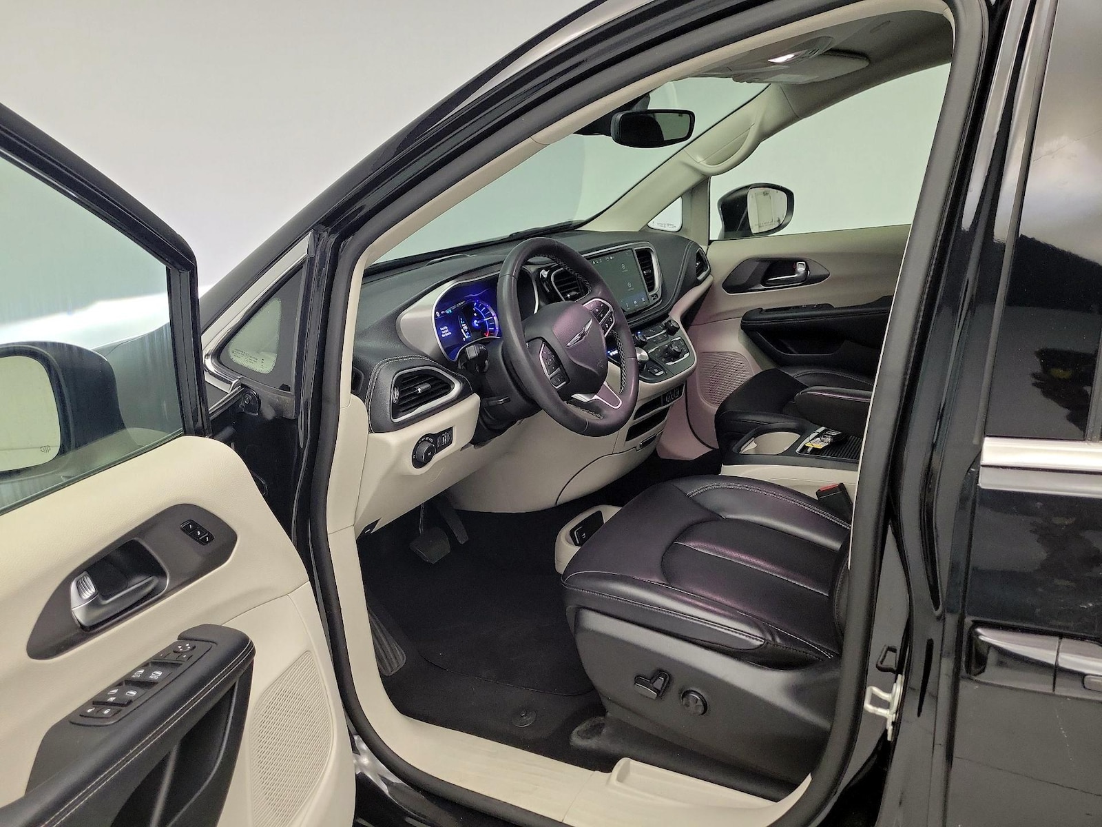 2023 Chrysler Pacifica Hybrid Touring L - Photo 12