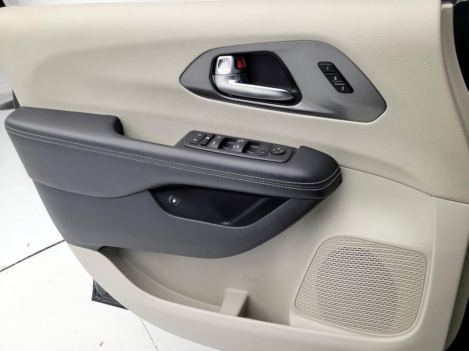 2023 Chrysler Pacifica Hybrid Touring L - Photo 13