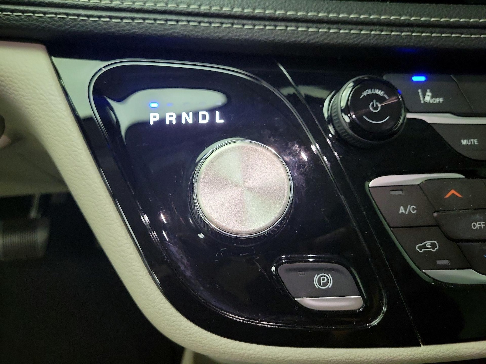 2023 Chrysler Pacifica Hybrid Touring L - Photo 18