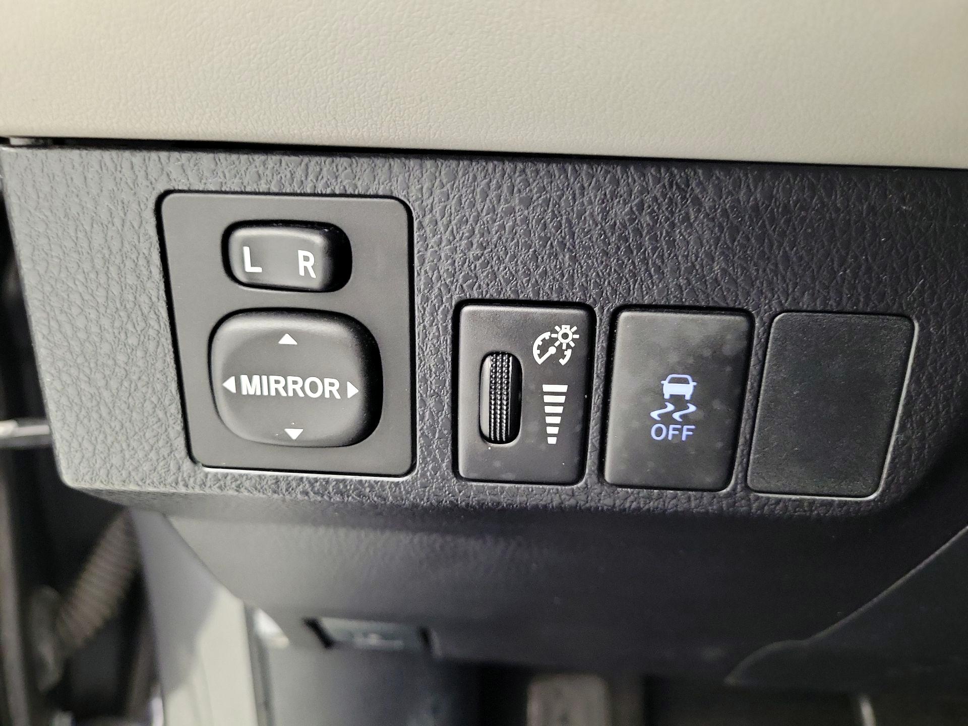 Thumbnail: 2015 Toyota RAV4 - 13