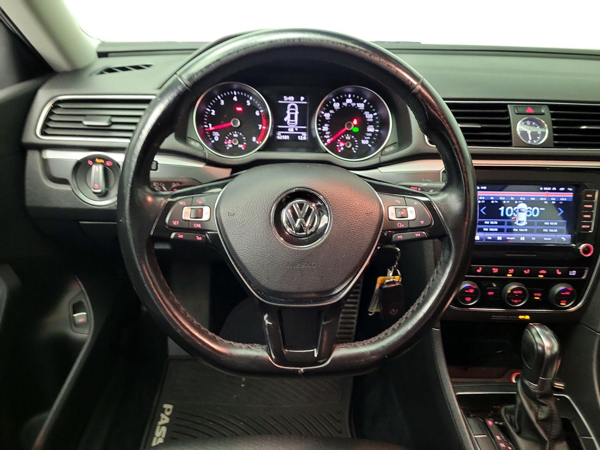 Thumbnail: 2017 Volkswagen Passat - 10