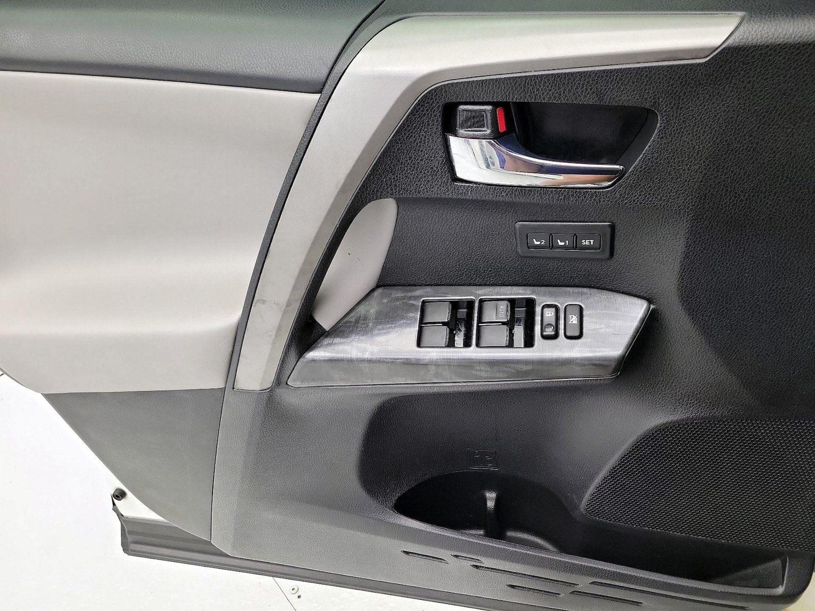 2017 Toyota RAV4 Platinum - Photo 13