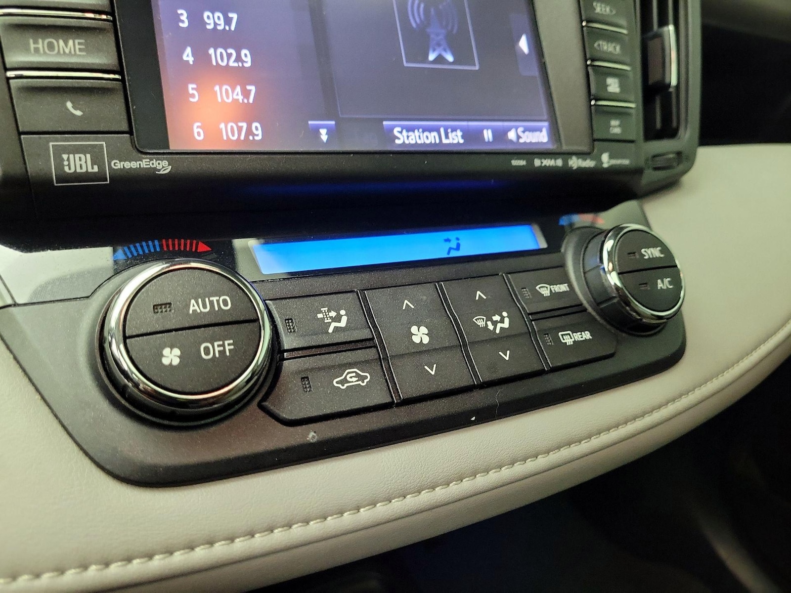 2017 Toyota RAV4 Platinum - Photo 17