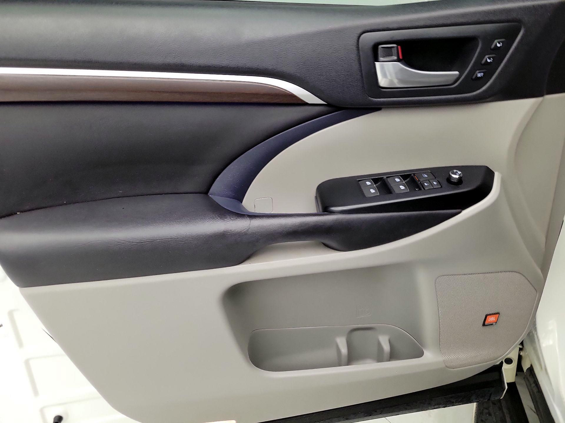 Thumbnail: 2016 Toyota Highlander - 12
