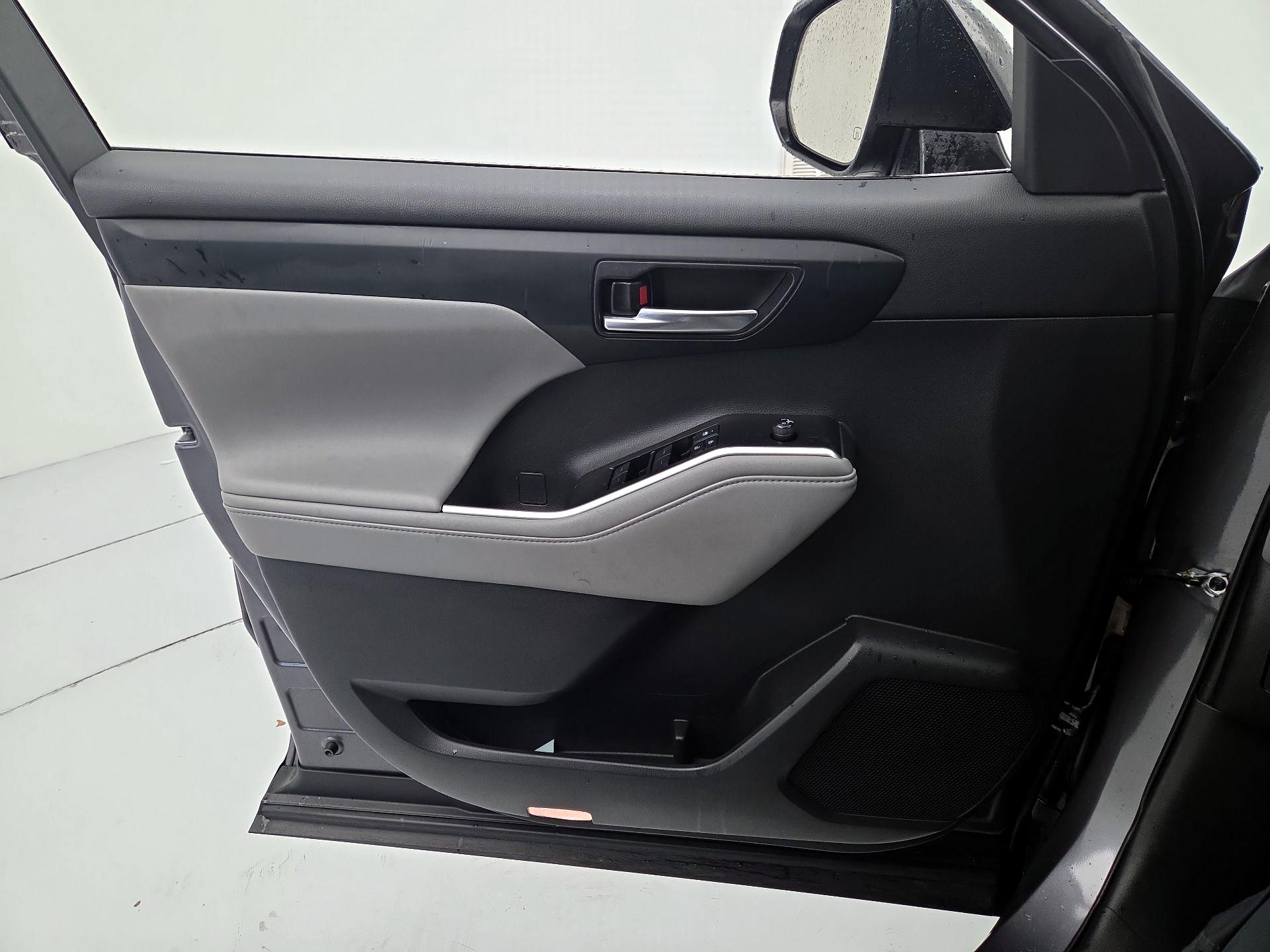 Thumbnail: 2022 Toyota Highlander - 12