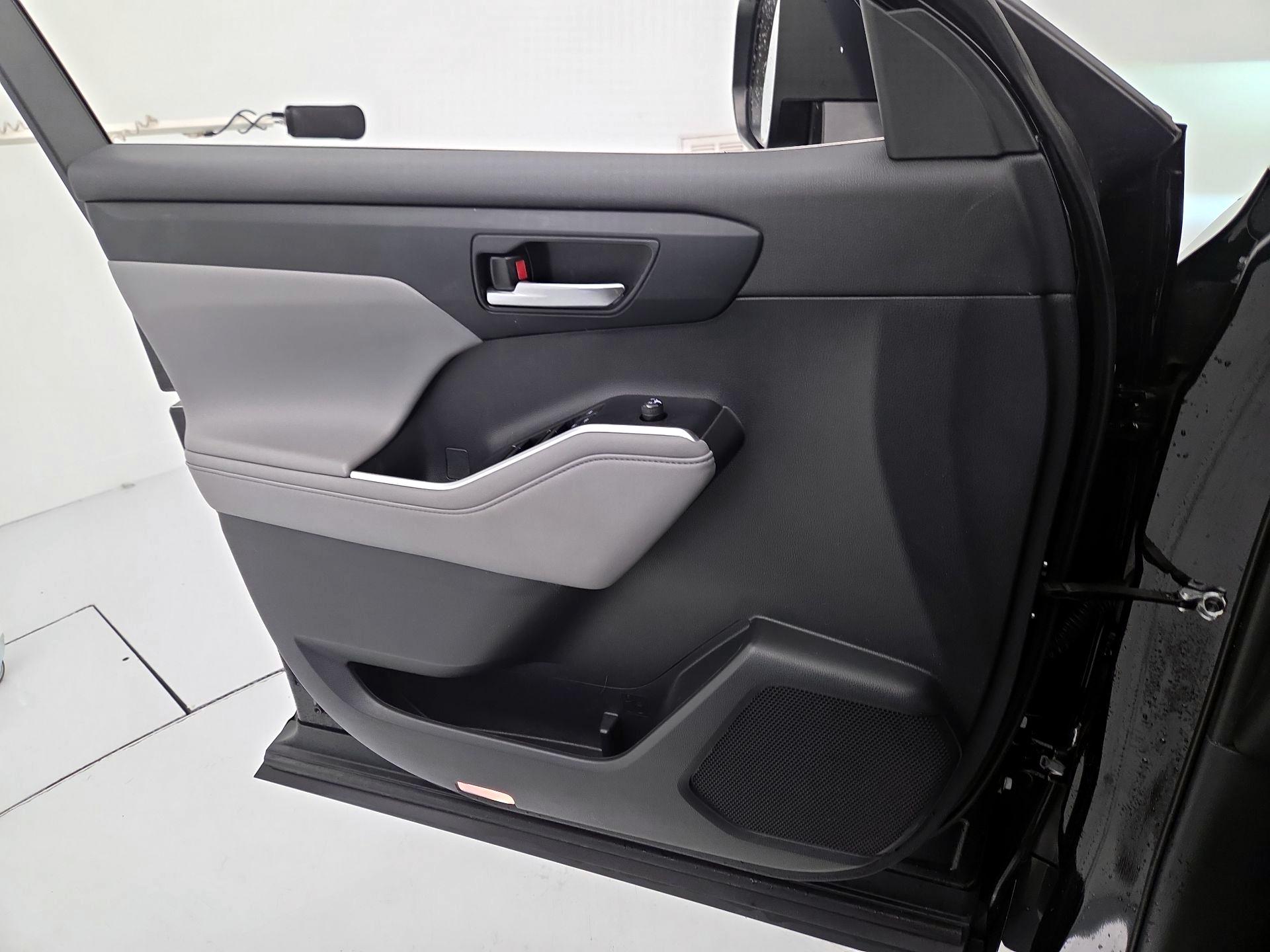 Thumbnail: 2021 Toyota Highlander - 12