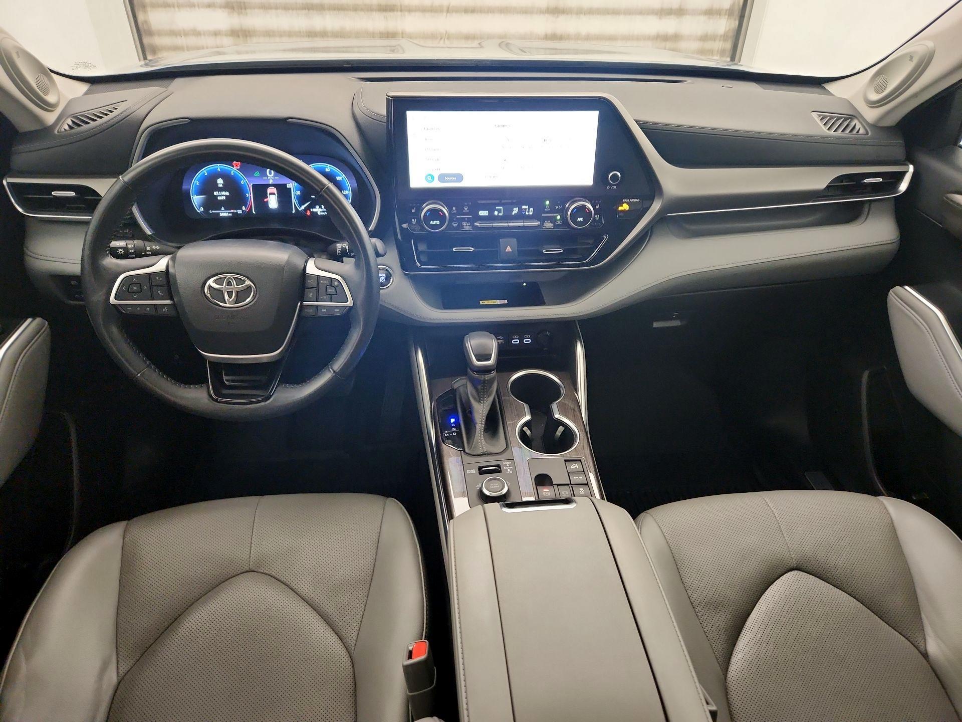 Thumbnail: 2023 Toyota Highlander - 9