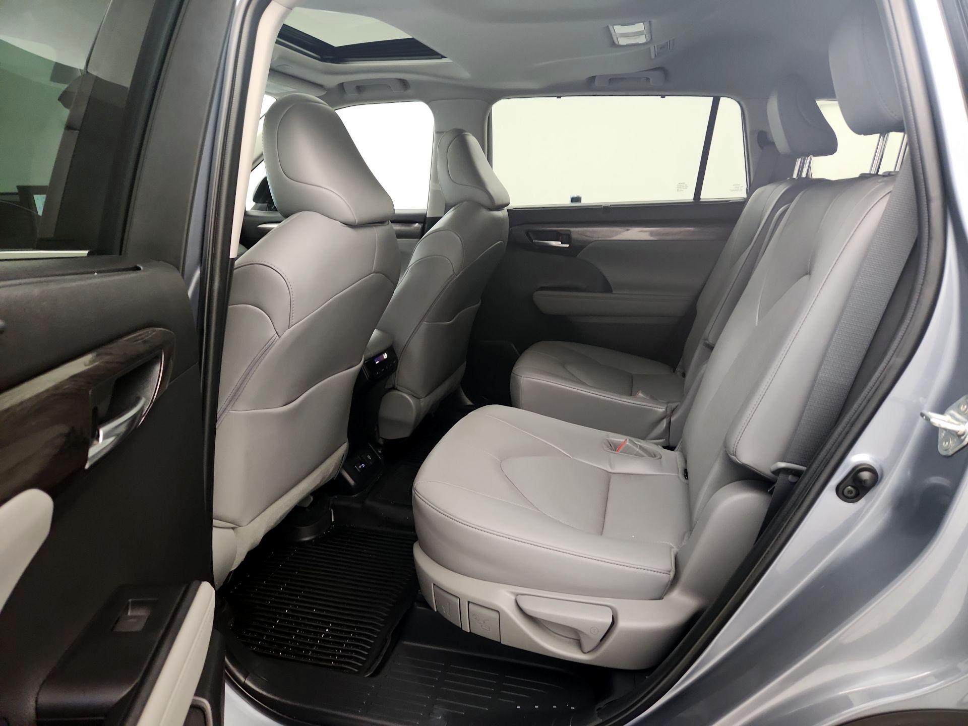 Thumbnail: 2023 Toyota Highlander - 20