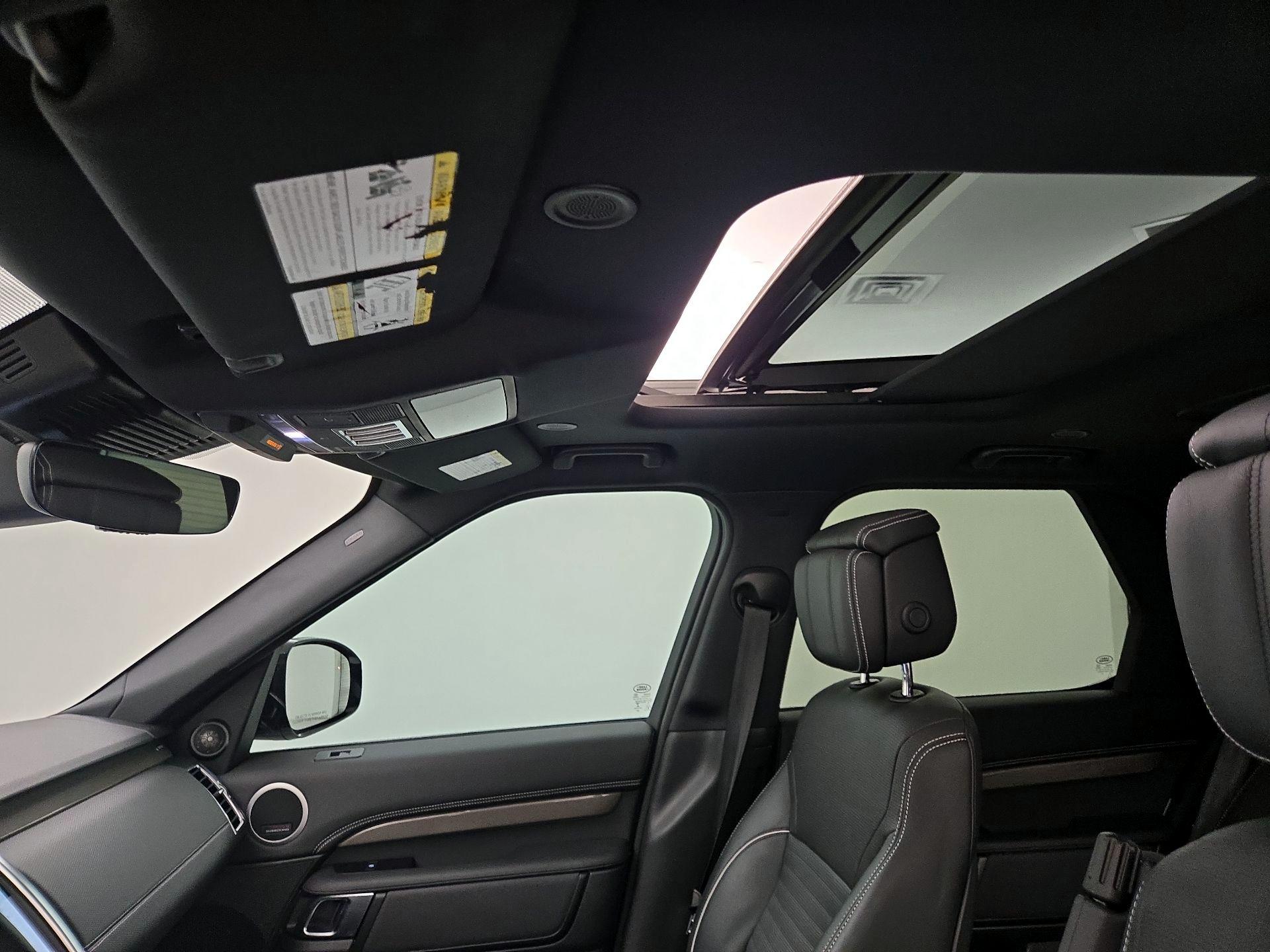 Thumbnail: 2023 Land Rover Discovery - 20