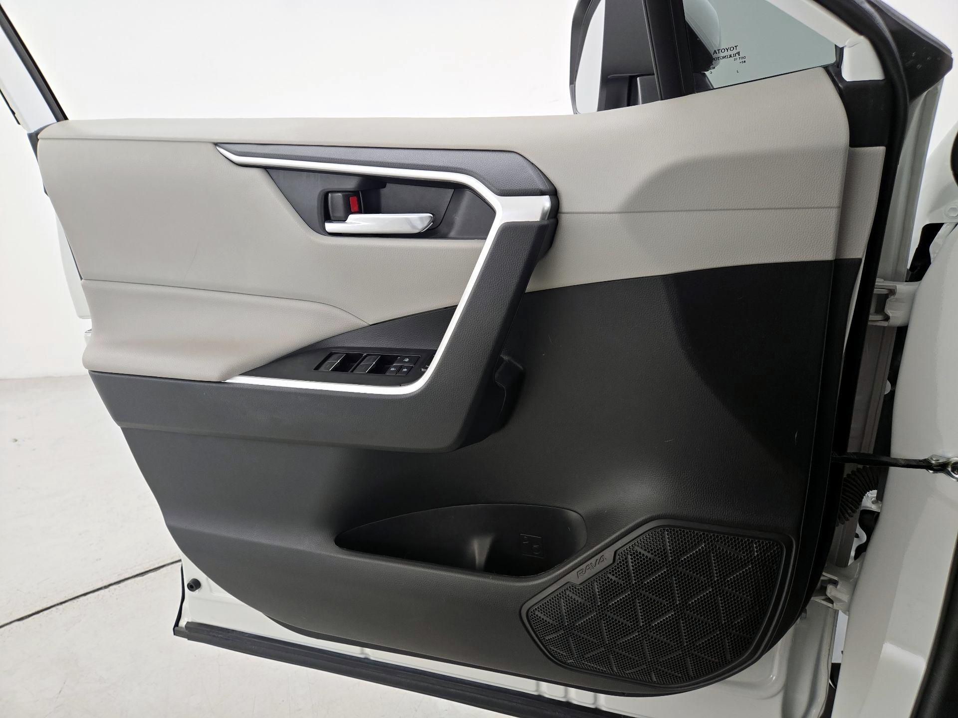 Thumbnail: 2022 Toyota RAV4 - 12