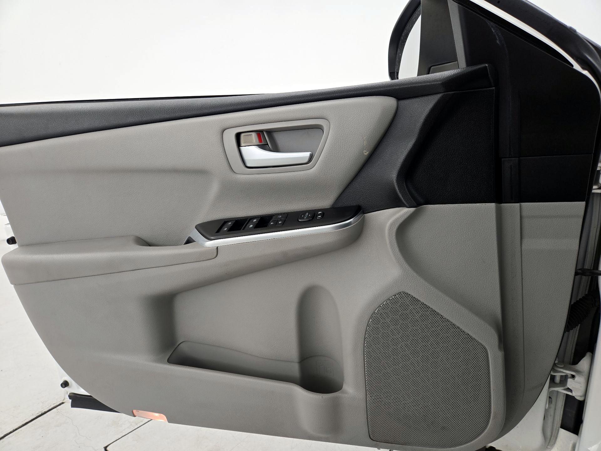 Thumbnail: 2016 Toyota Camry - 12