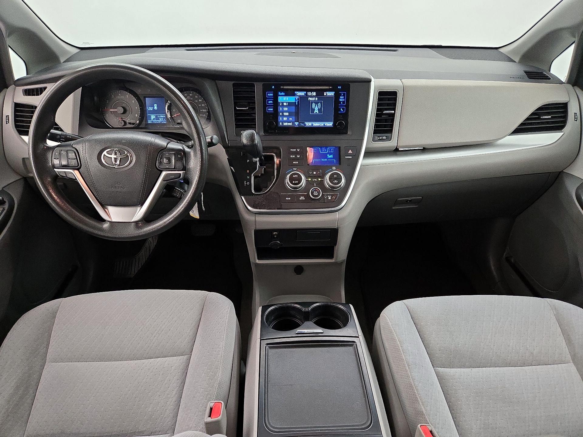 Thumbnail: 2017 Toyota Sienna - 9