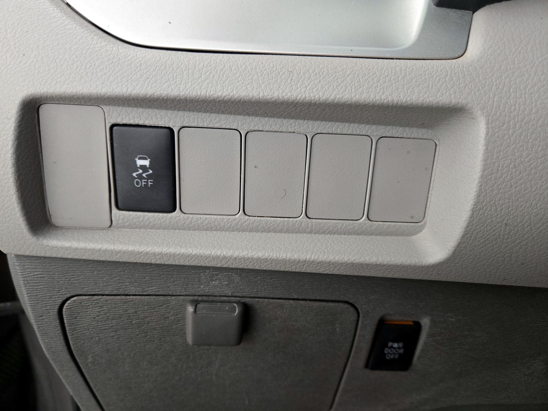 Thumbnail: 2017 Toyota Sienna - 13